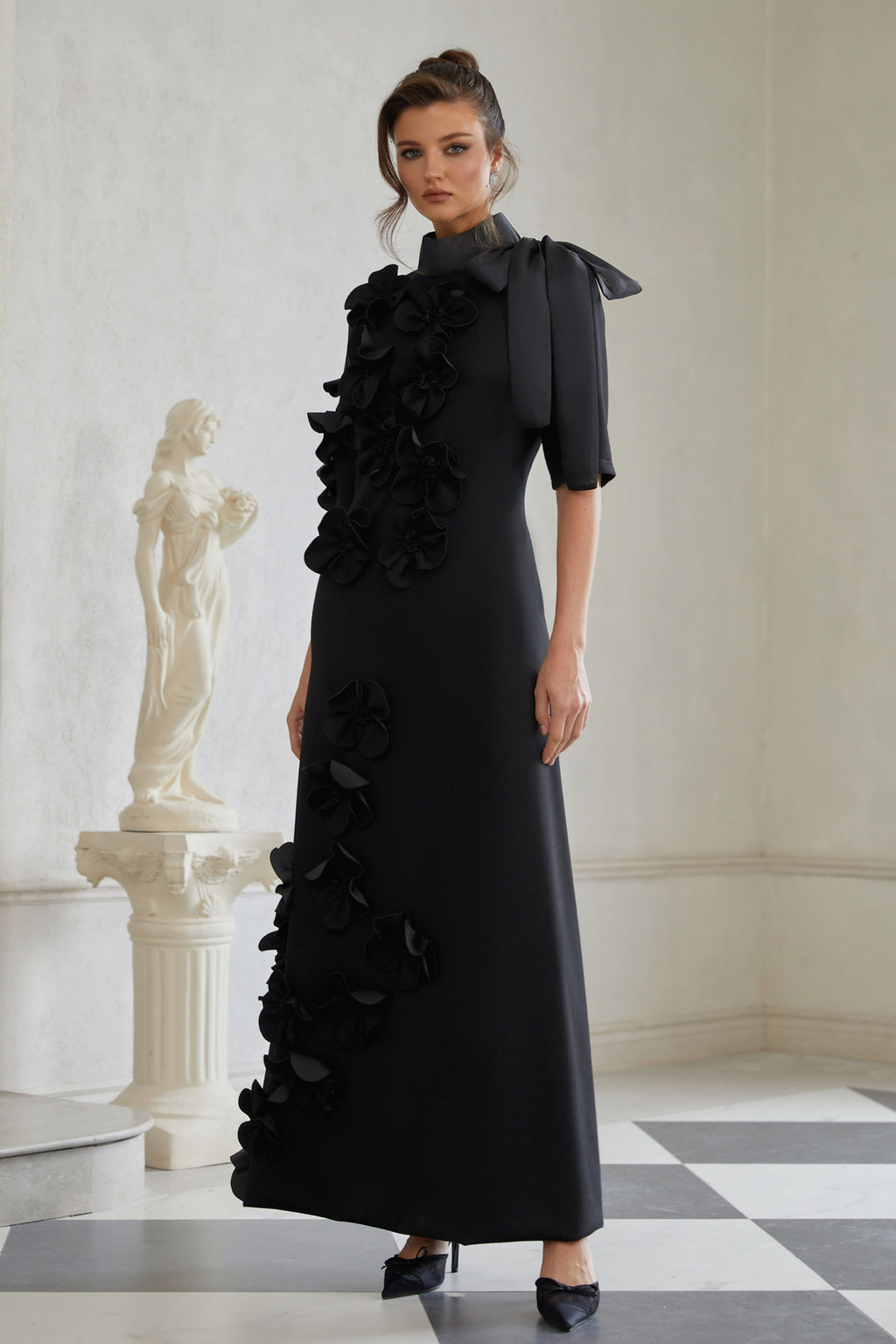 Vestido largo maxi negro de Bridal con lazo en la parte superior y aplicaciones florales, estilo elegante y femenino.