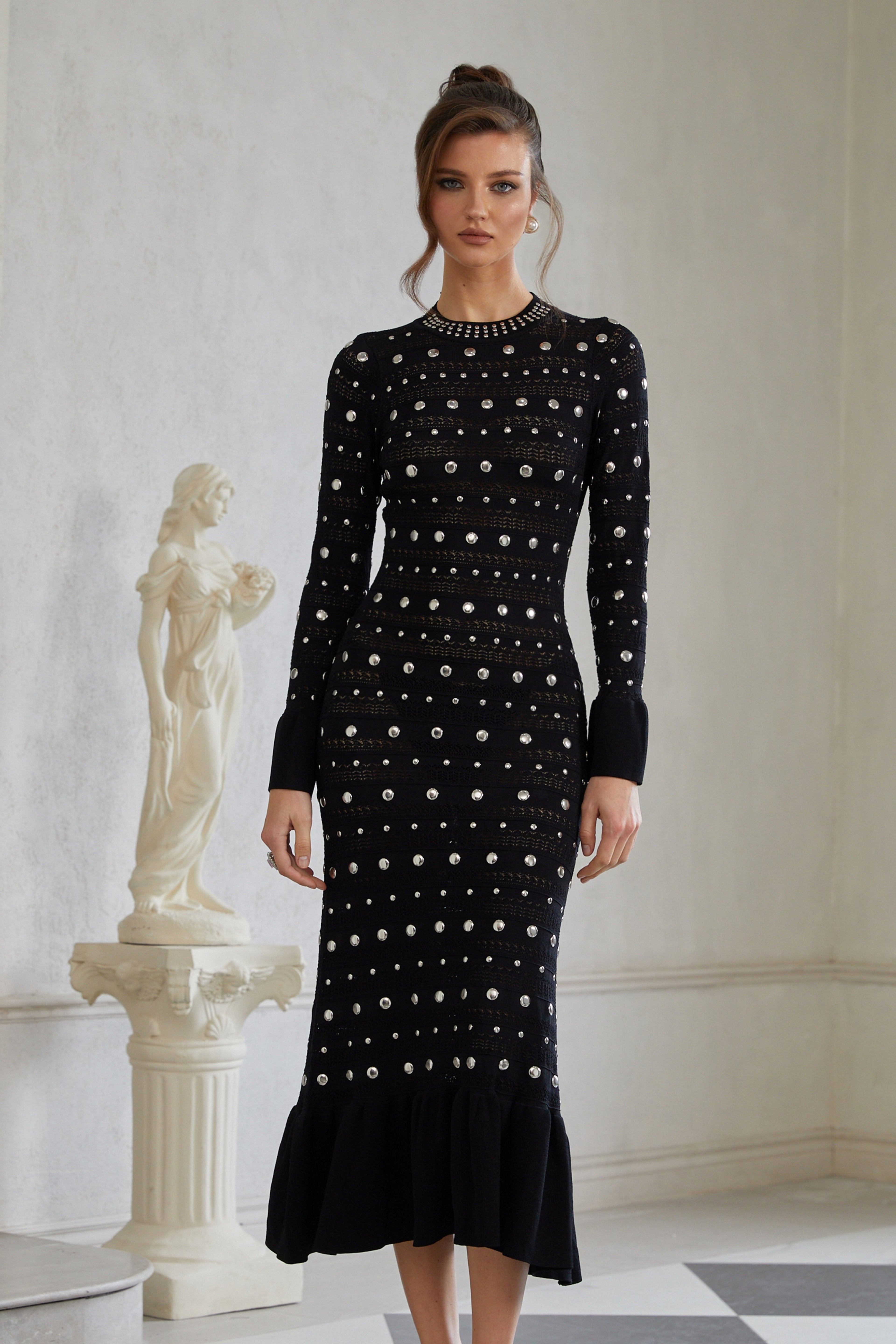 Vestido largo de manga larga negro de encaje de crochet con tachuelas, diseñado por Bridal, estilo midi elegante y moderno.
