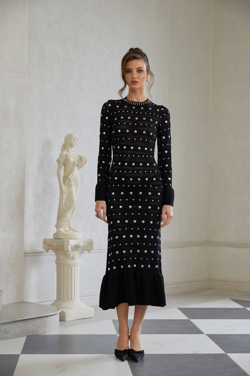 Vestido midi de encaje de punto con manga larga negra de Chloé, con tachuelas y detalles de ganchillo para novia.