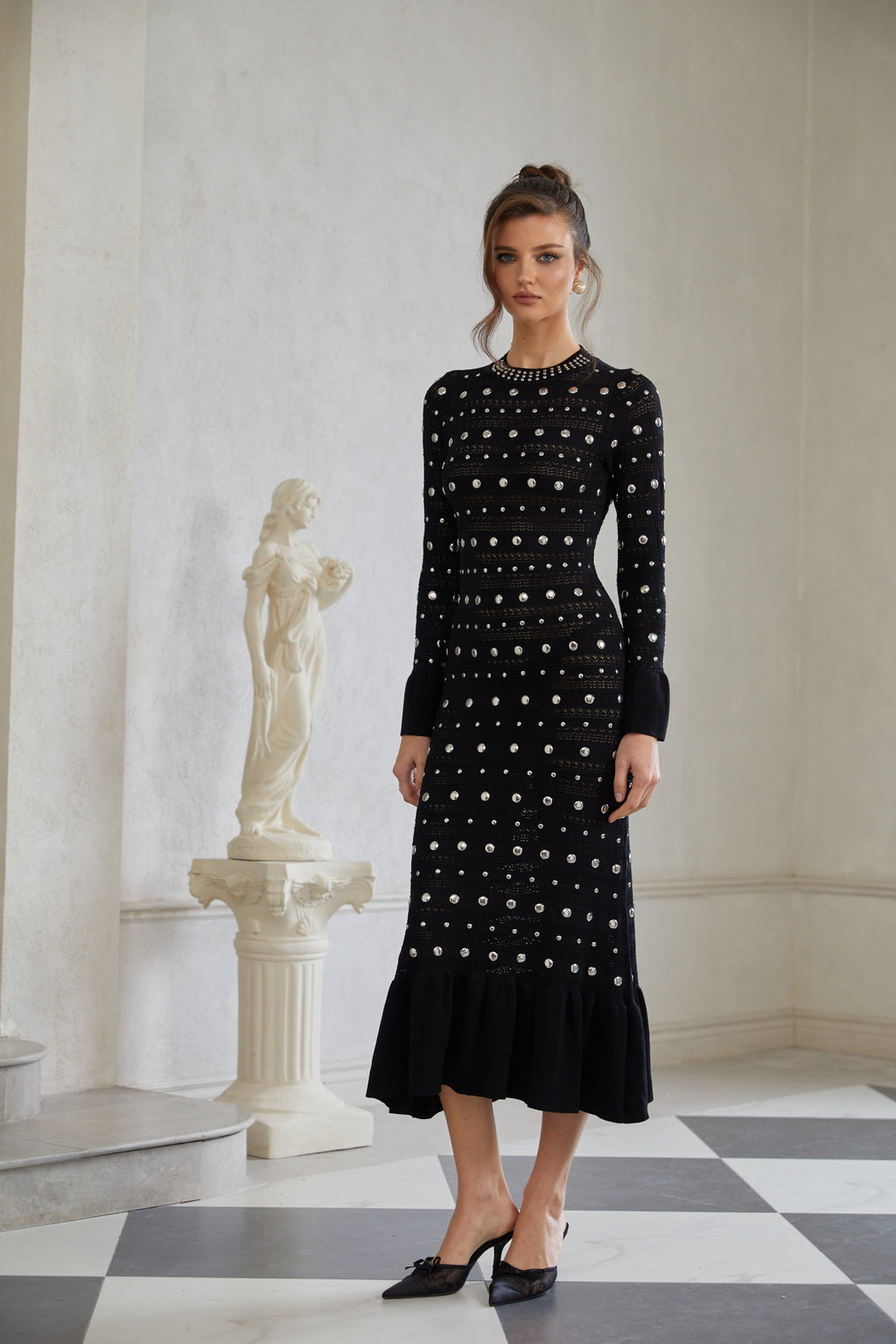 Vestido largo de manga larga negro de encaje de punto con tachuelas de la marca Bridal, diseño midi y estilo elegante.