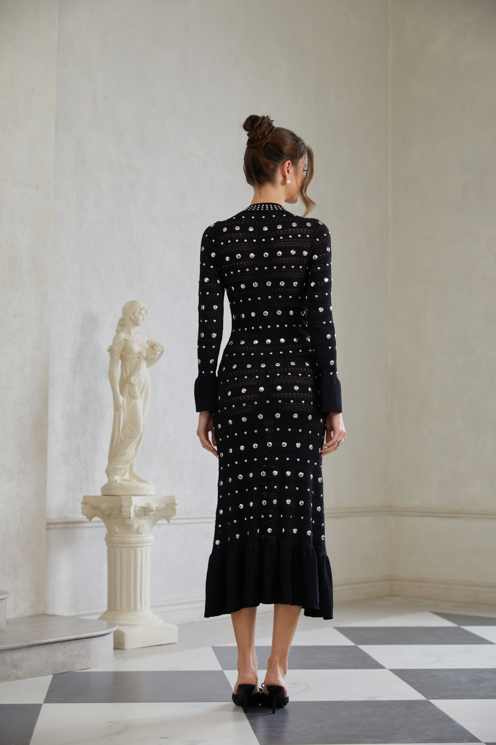 Vestido midi negro de encaje con manga larga y detalles de tachuelas de la marca Bridal, con tejido de punto de ganchillo.