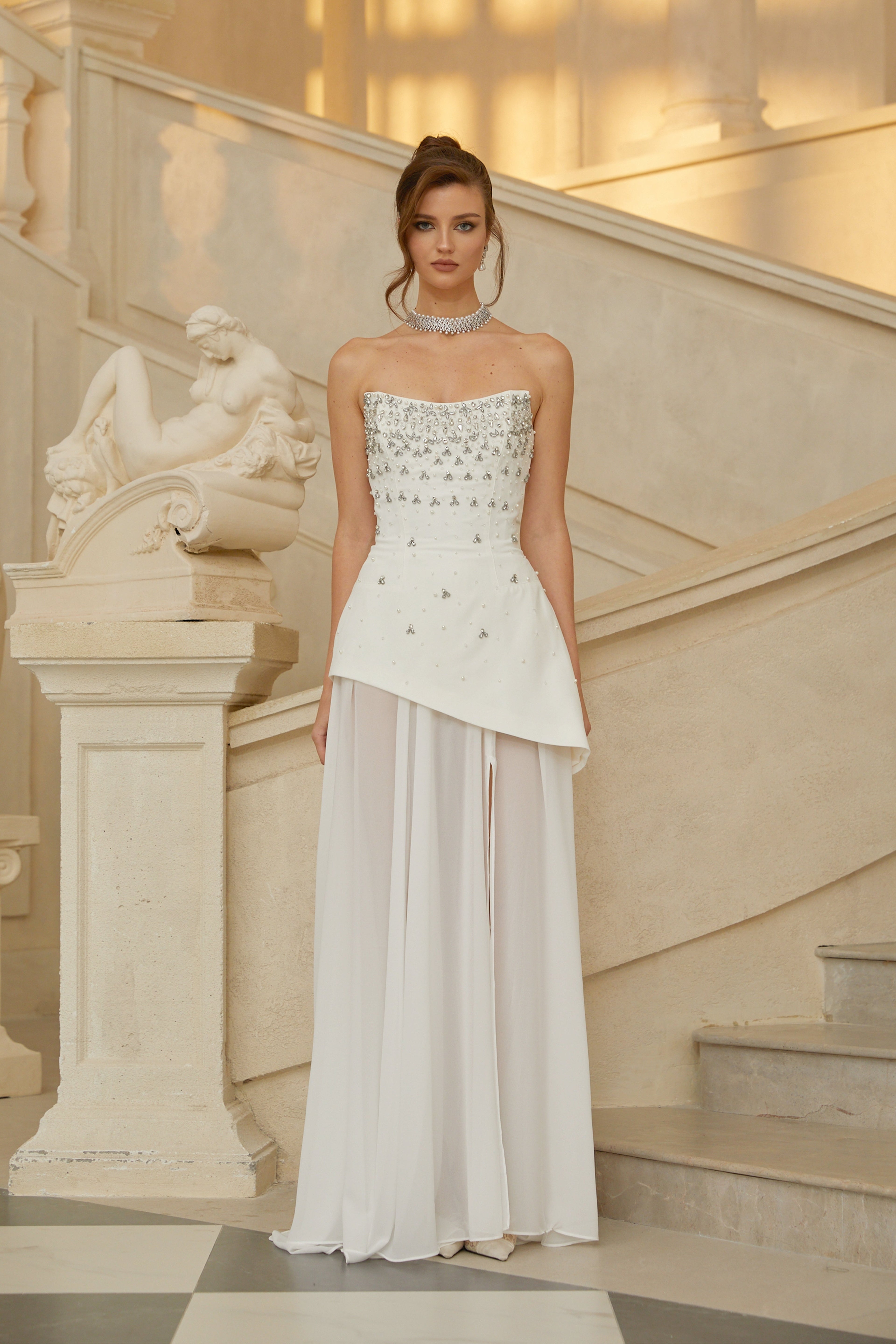Conjunto de vestido y falda blanco con adornos de Bridal, elegante estilo para ocasiones especiales, detalles decorativos visibles.
