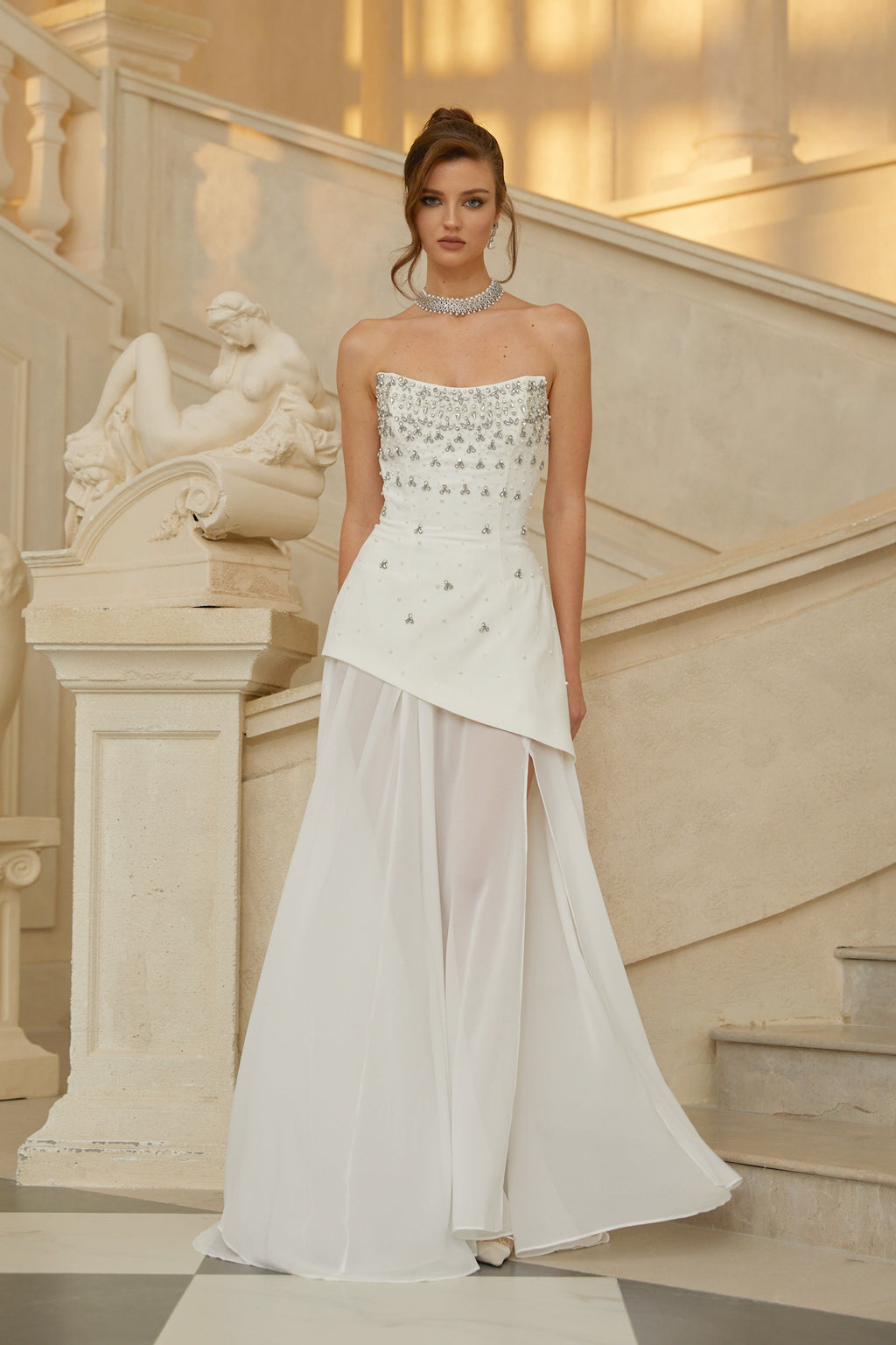 Conjunto de vestido y falda blanco de Bridal con detalles ornamentales y elegantes, ideal para ocasiones especiales.