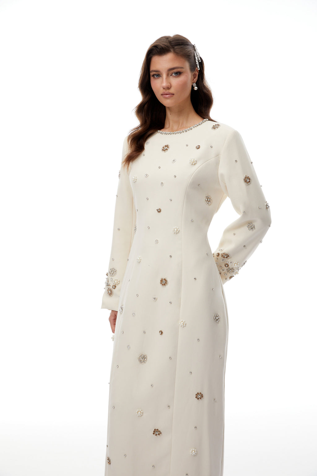 Vestido maxi blanco crema de Final Sale con adornos completos y detalles elegantes, para ocasiones formales.