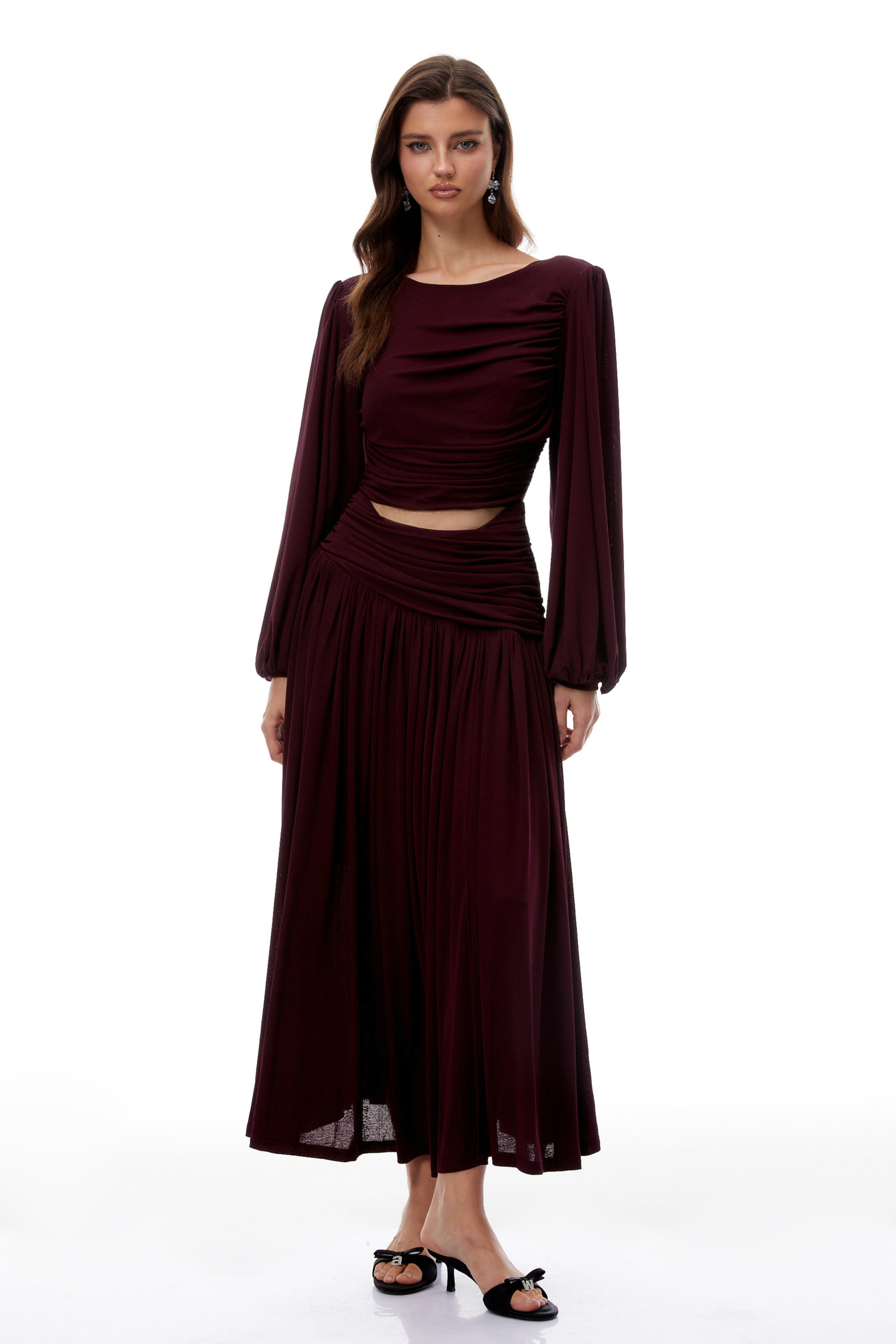Vestido midi burdeos con cortes y fruncidos, vestido de la marca Final Sale, diseño elegante y moderno para ocasiones especiales.