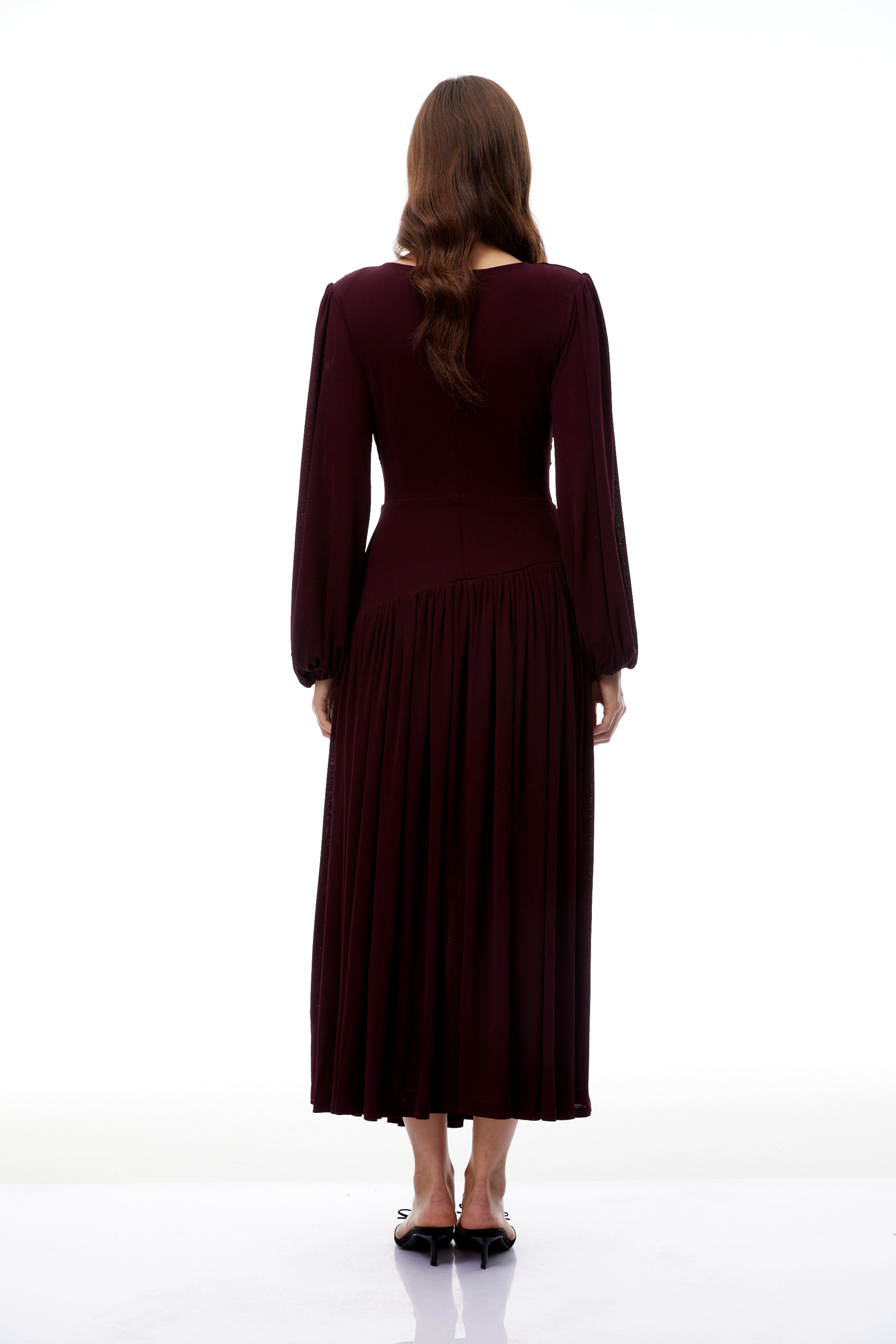 Vestido midi burgundy Fiorella con cortes y fruncido, estilo elegante y moderno, para ocasiones especiales.