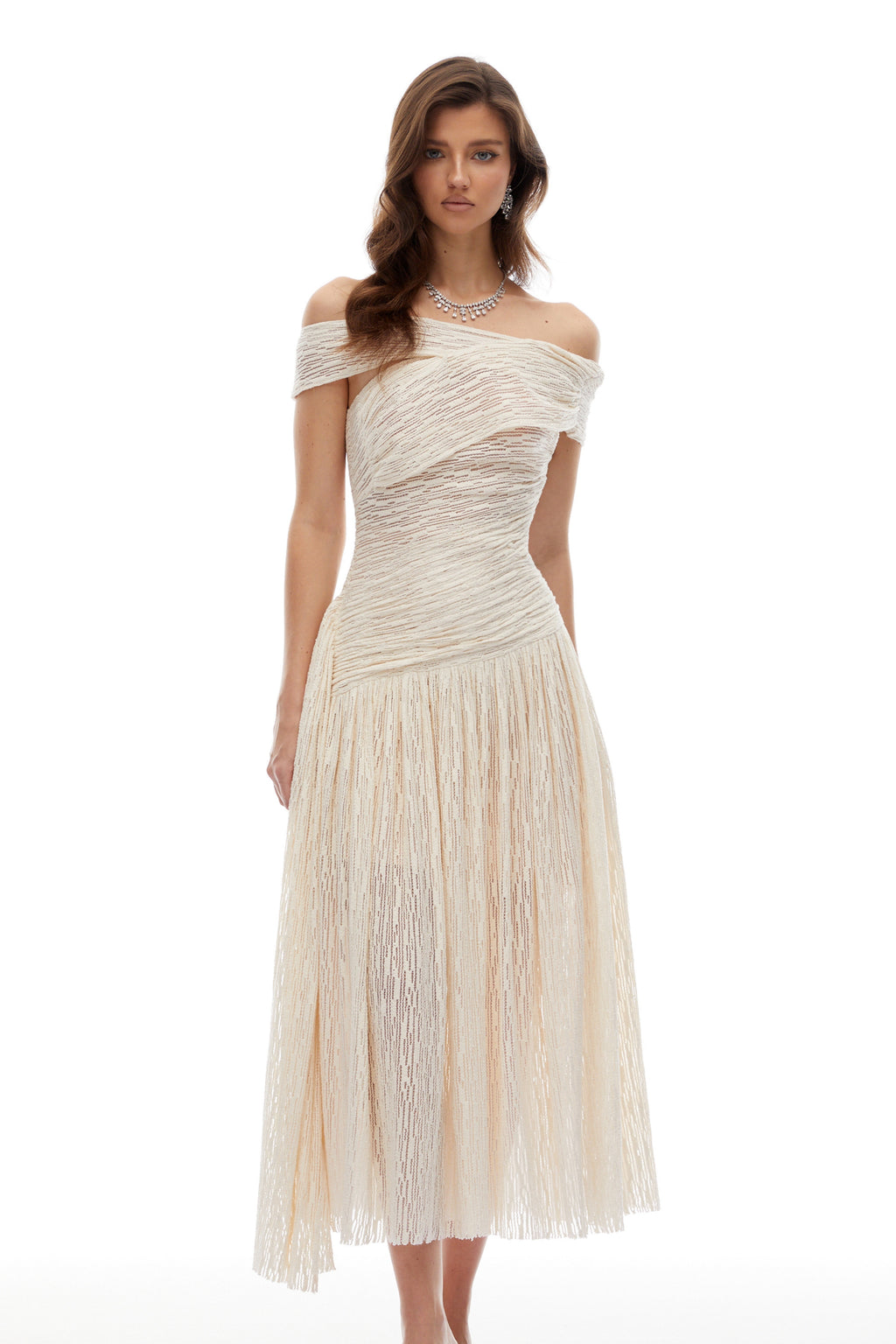 Vestido midi neutro asimétrico con textura y drapeado, de la marca Bridal, mostrado en la imagen.