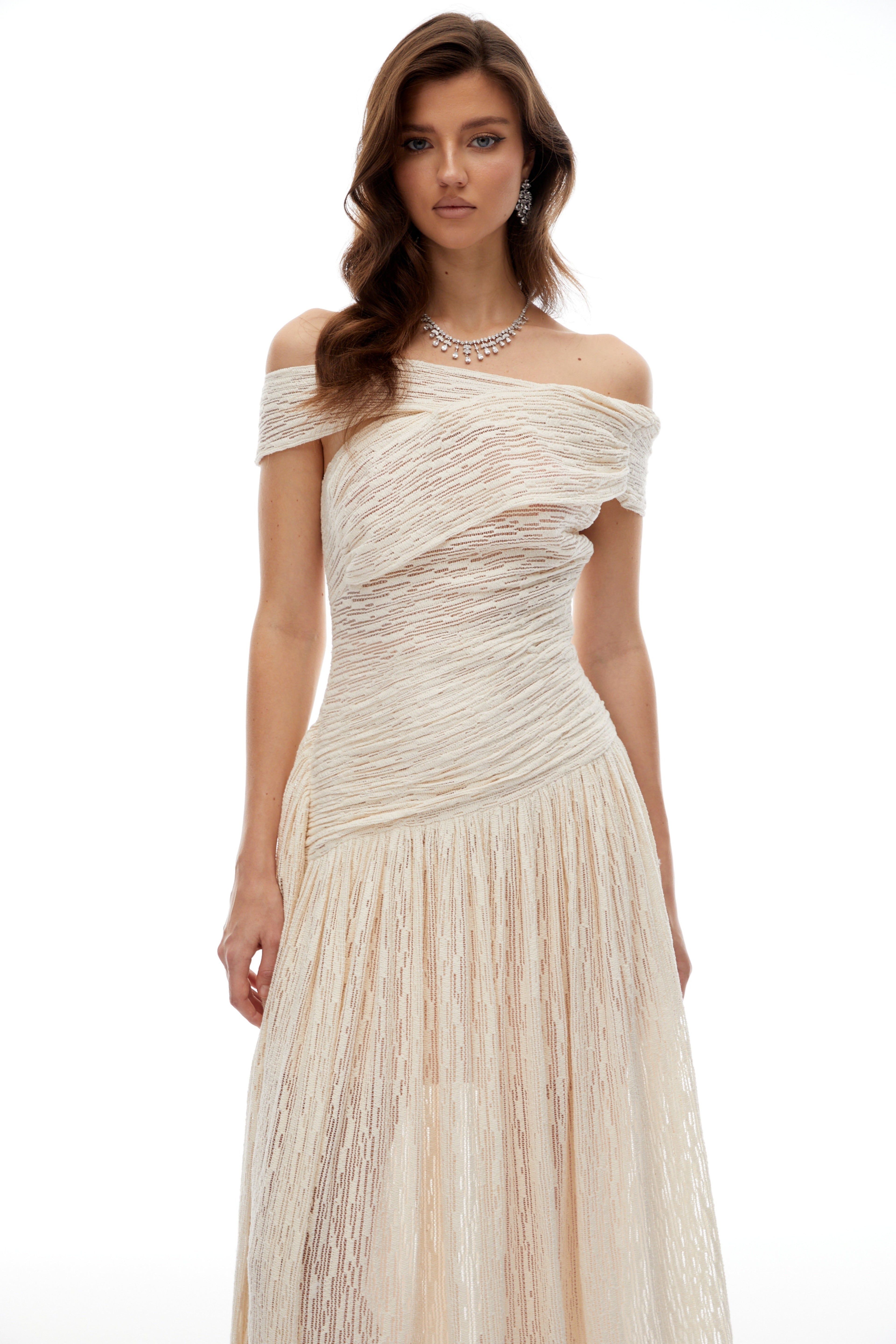 Vestido midi neutro asimétrico y texturizado de Bridal, con fruncido y diseño elegante para ocasiones especiales.
