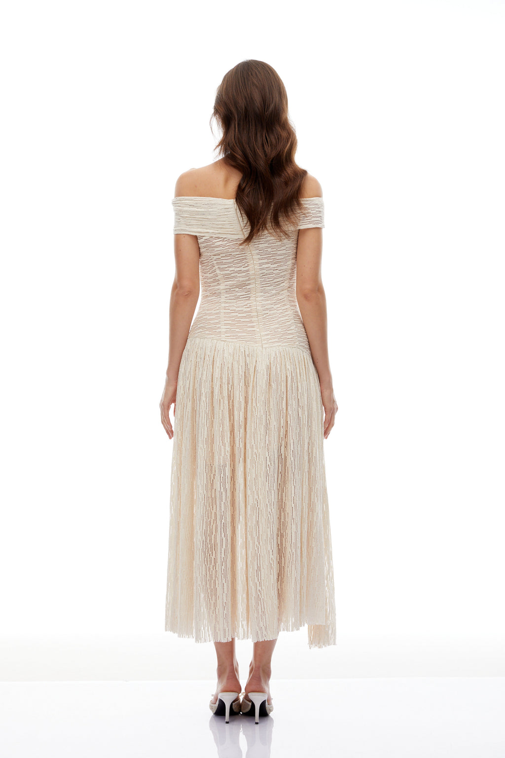 Vestido midi asimétrico y texturizado en color neutro de Bridal, con detalles de ruched y diseño elegante.