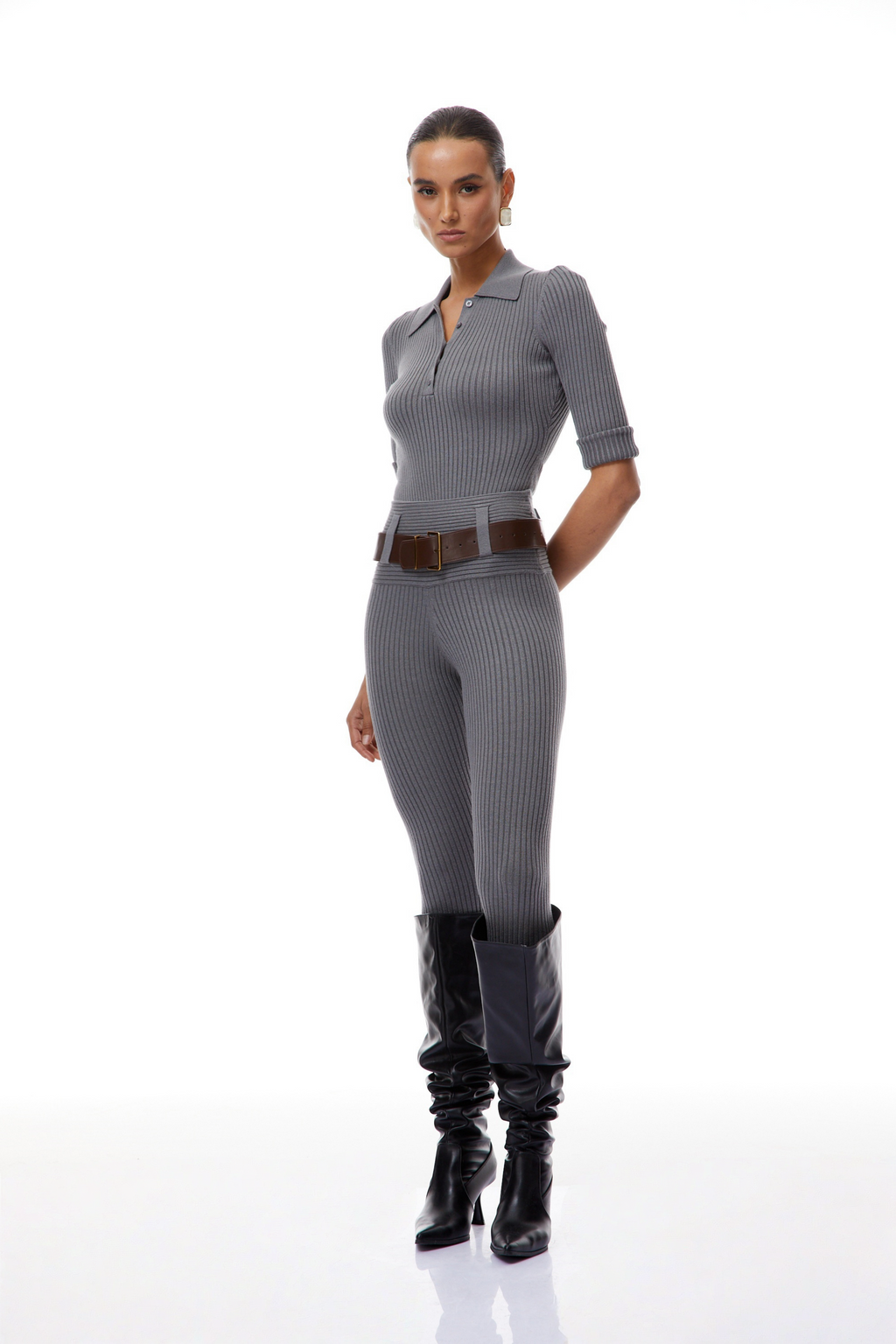 Conjunto de body y pantalones de punto gris con ribetes de la marca Final Sale, visible en la imagen.