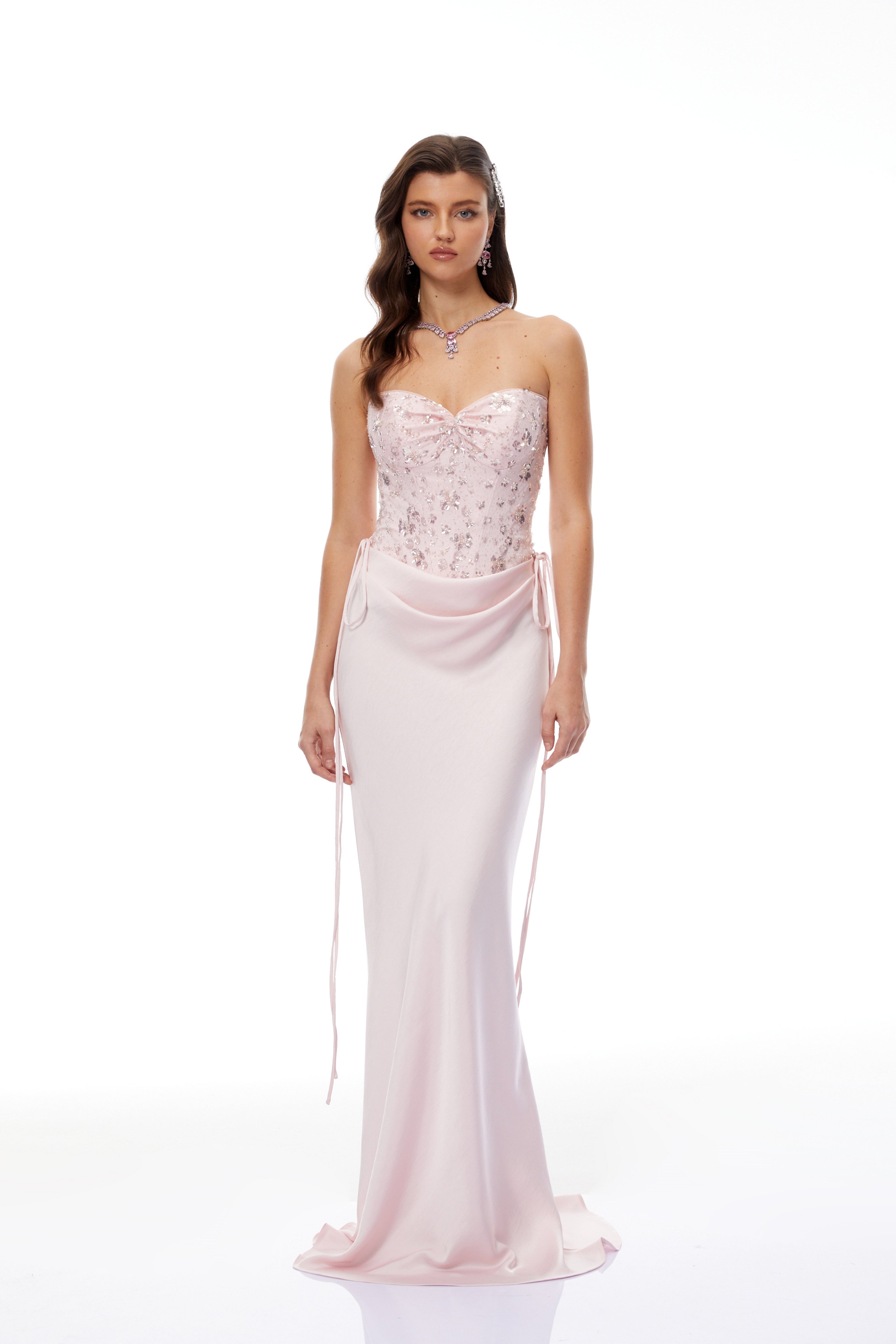 Conjunto de boda de Bridal con corsé rosa y falda de satén, elegante y sofisticado para ocasión especial.