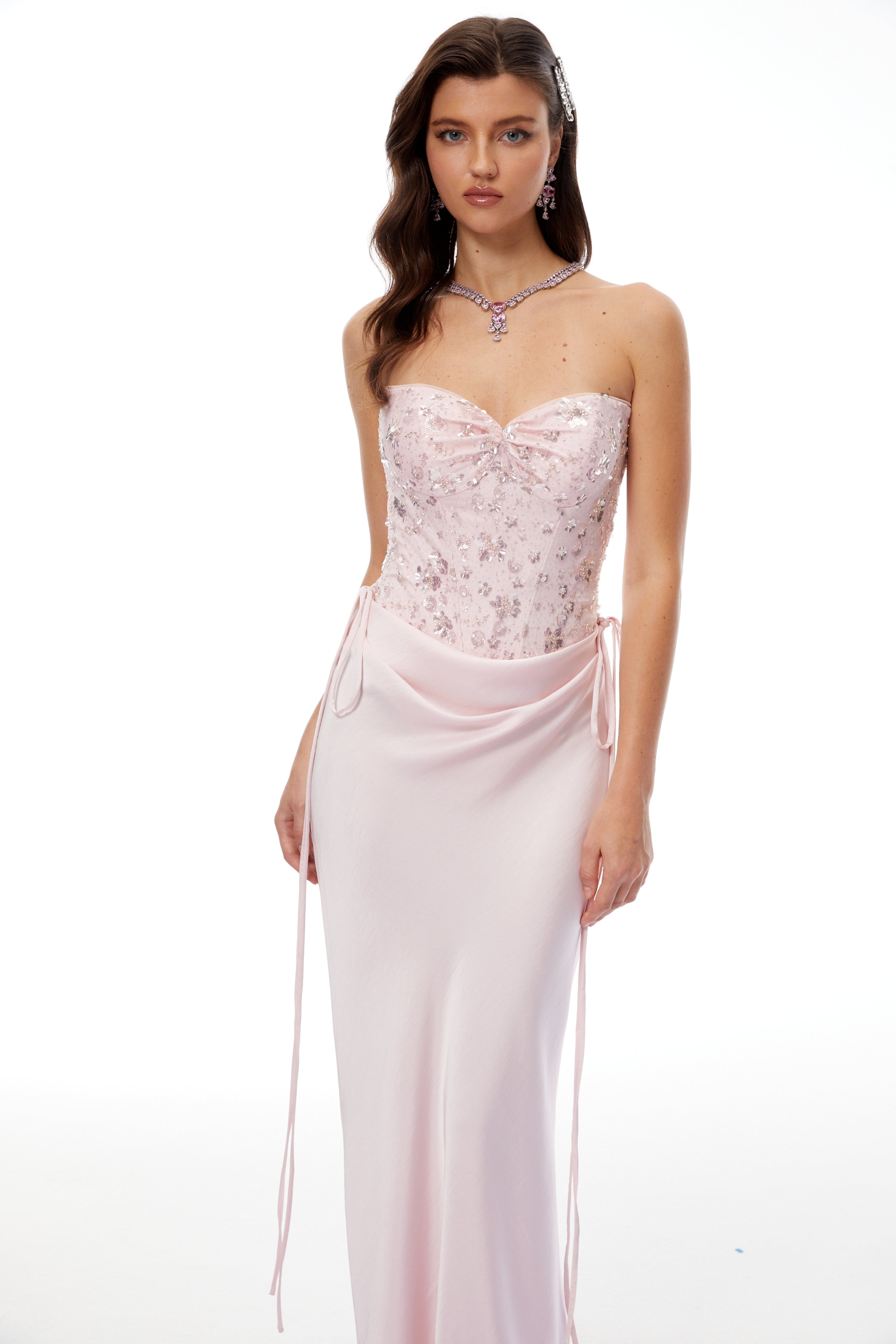Conjunto de novia con body corsé rosa y falda de satén, diseñado por Bridal, en color rosa brillante y elegante.