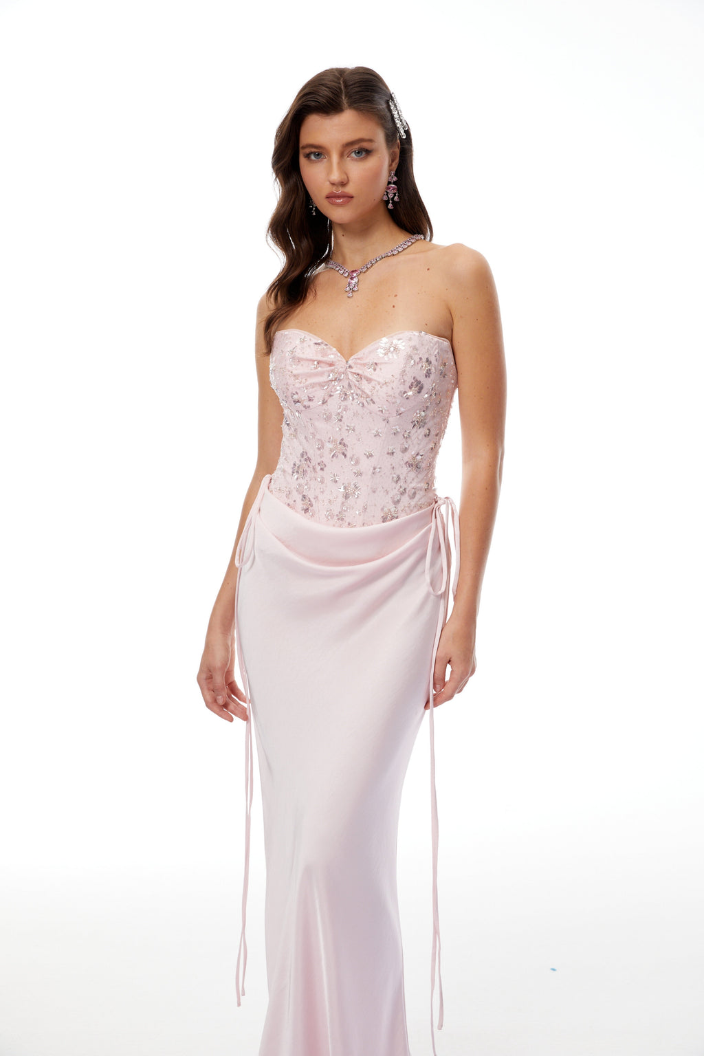 Conjunto de cuerpo con corsé rosa y falda de satén de la marca Bridal, mostrando el diseño elegante y detalles de la prenda.