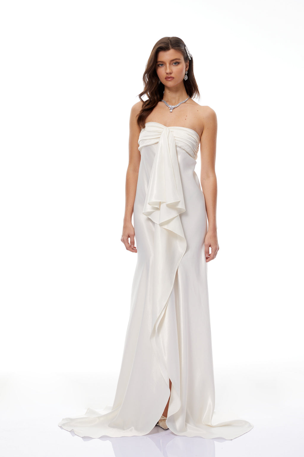 Vestido maxi de satén beige sin tirantes con volantes de la marca Bridal, con detalles elegantes y diseño fluido.