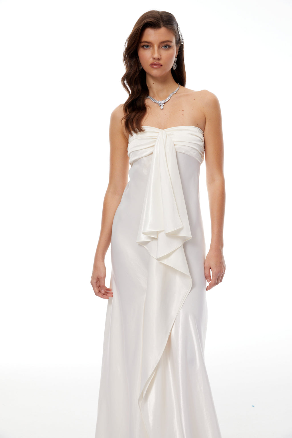 Vestido maxi de satén beige con tirantes sin hombros, detalles de volantes y estilo ruffled de la marca Bridal.