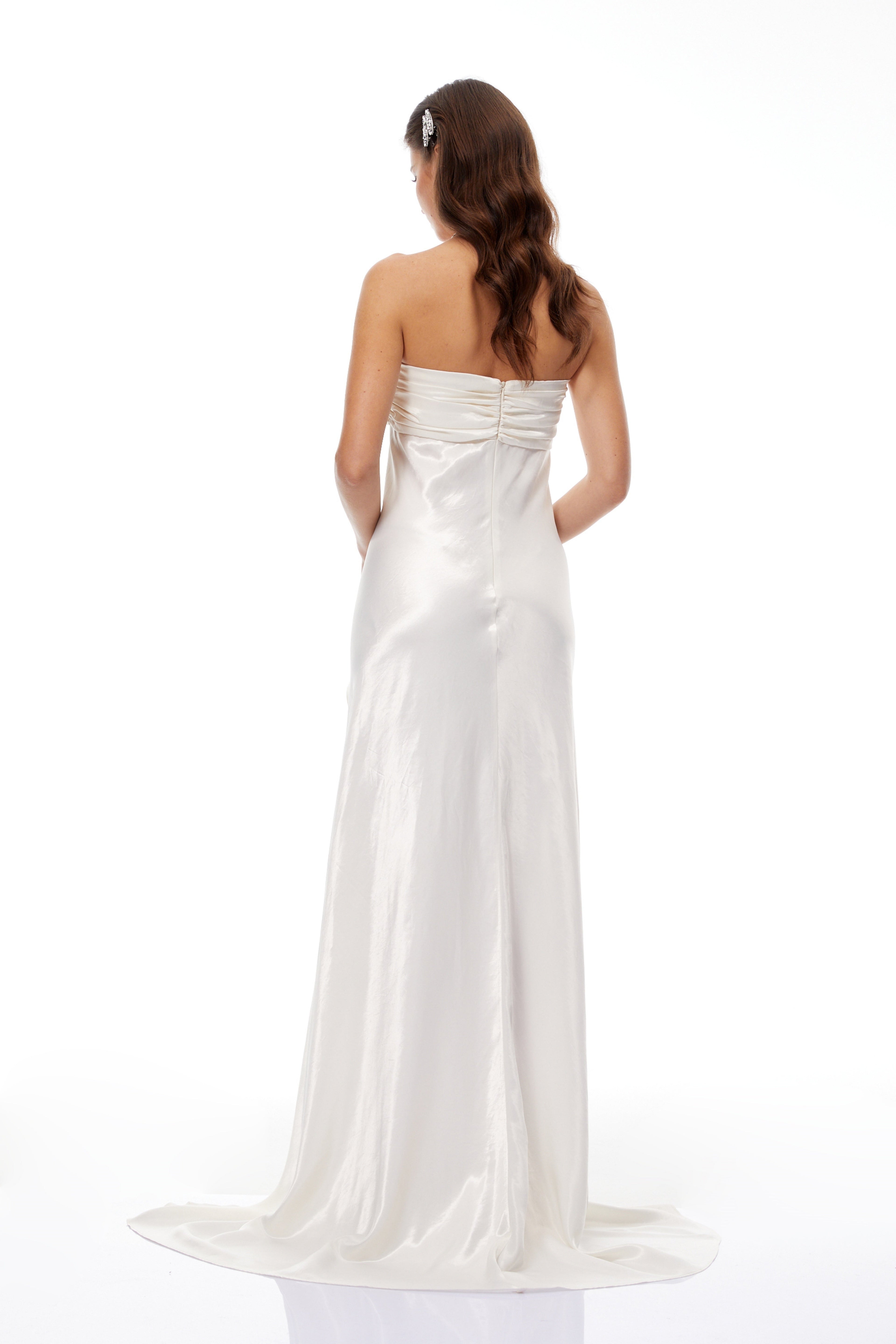 Vestido largo de satén beige lila sin tirantes con volantes de la marca Bridal, diseño maxi y elegante.