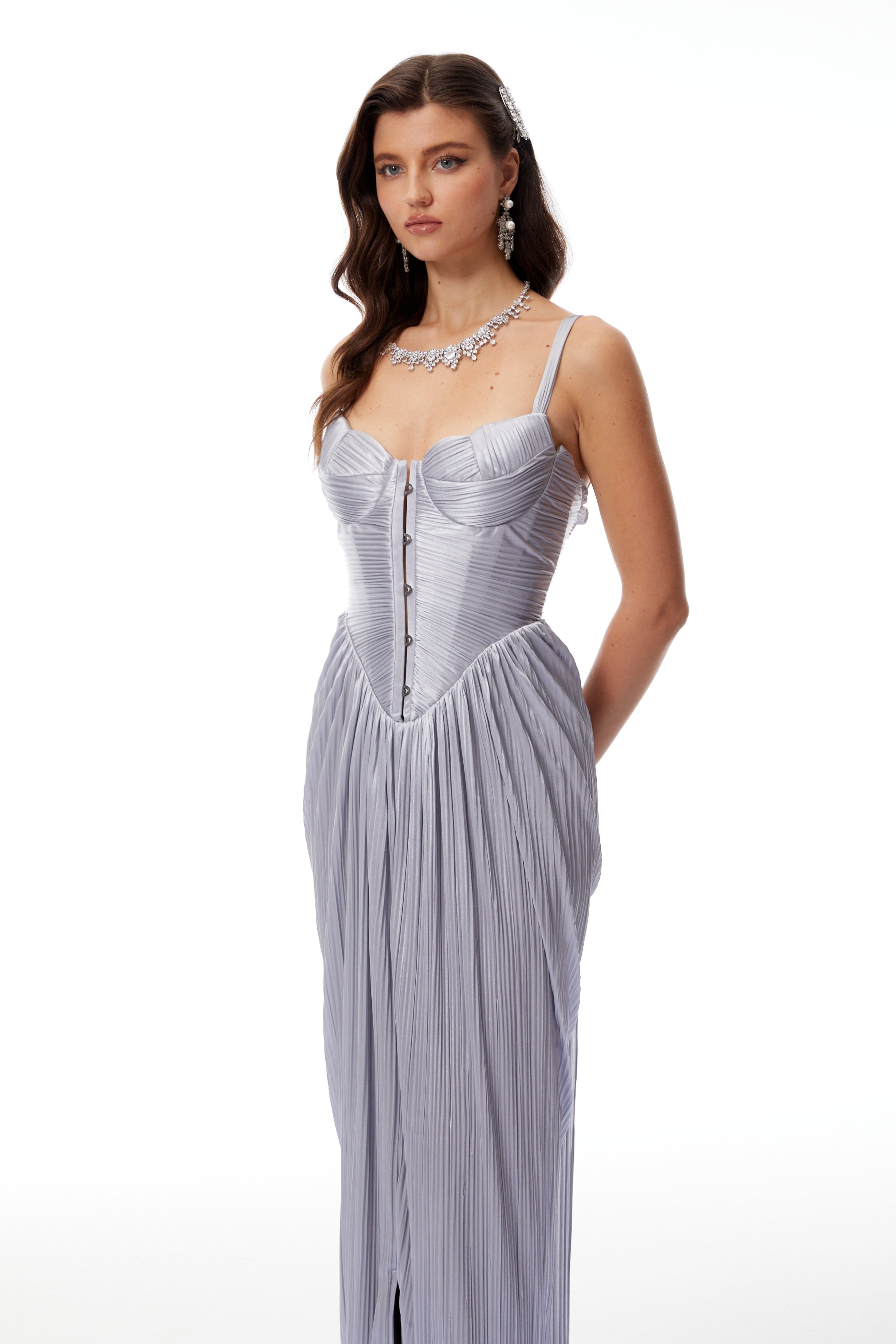 Vestido maxi de corsé plisado y brillante en color plateado Nicoletta de Bridal, con diseño elegante y elegante acabado brillante.