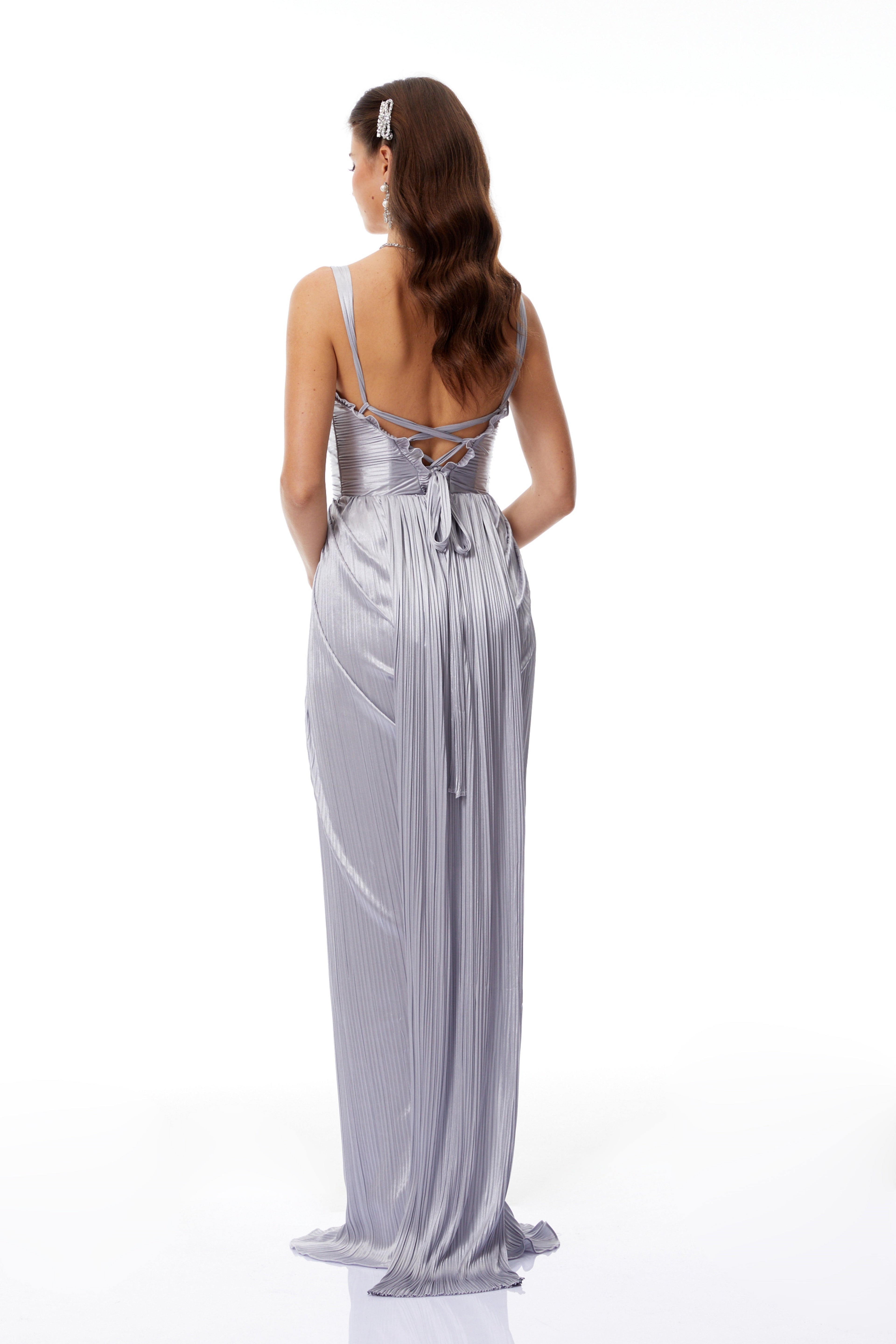 Vestido maxi corsé plateado brillante de Bridal, Nicoletta, con pliegues elegantes y estilo formal para ocasiones especiales.