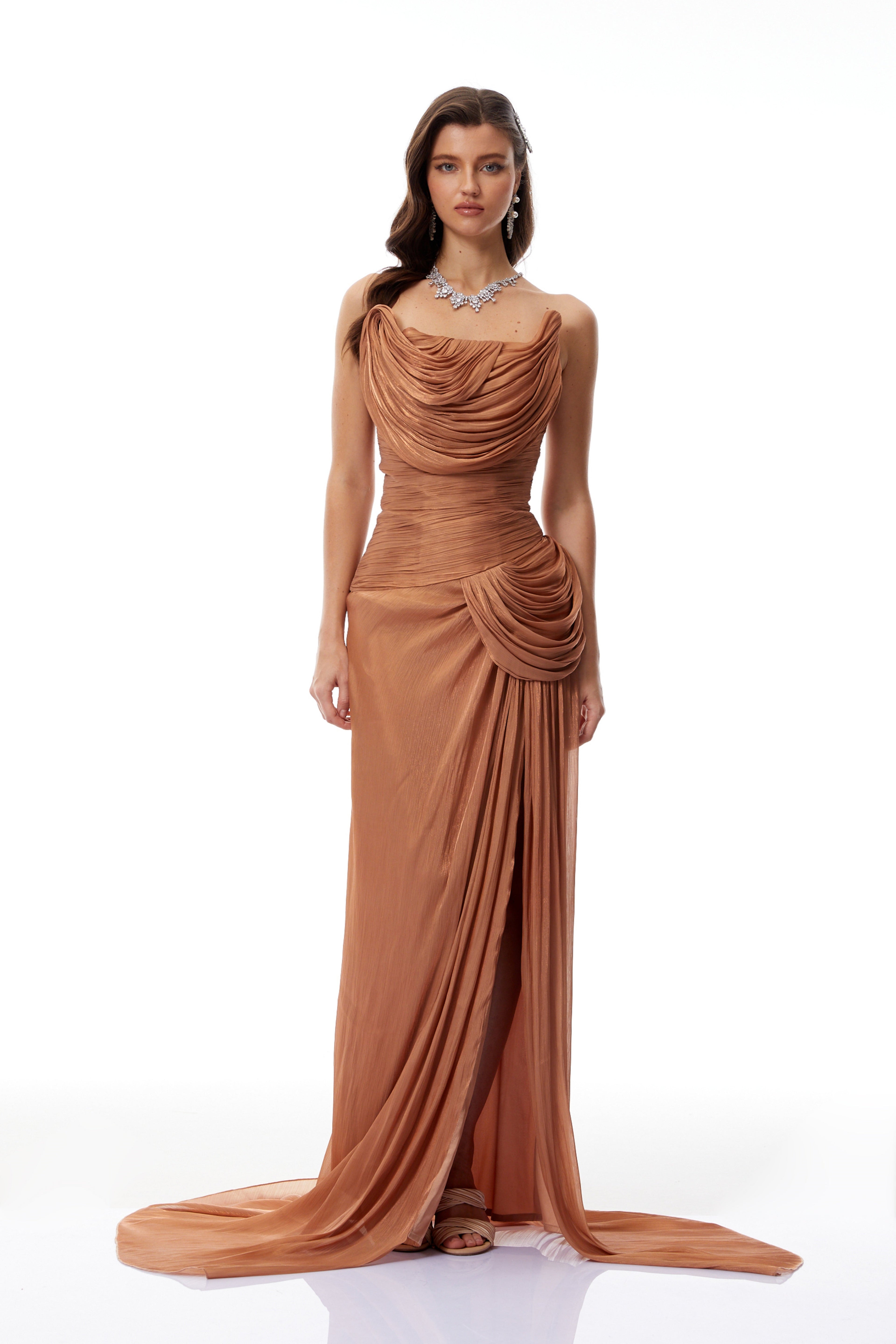 Vestido maxi asimétrico dorado Gelsomina Gold con acabado brillante y tela recogida, diseñado para ocasiones elegantes.