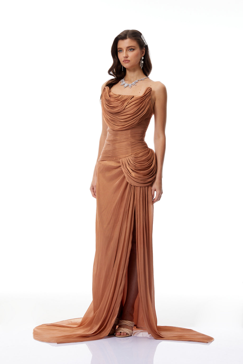 Vestido maxi asimétrico y brillante Gelsomina Gold, con fruncido y diseño elegante, para ocasiones especiales.