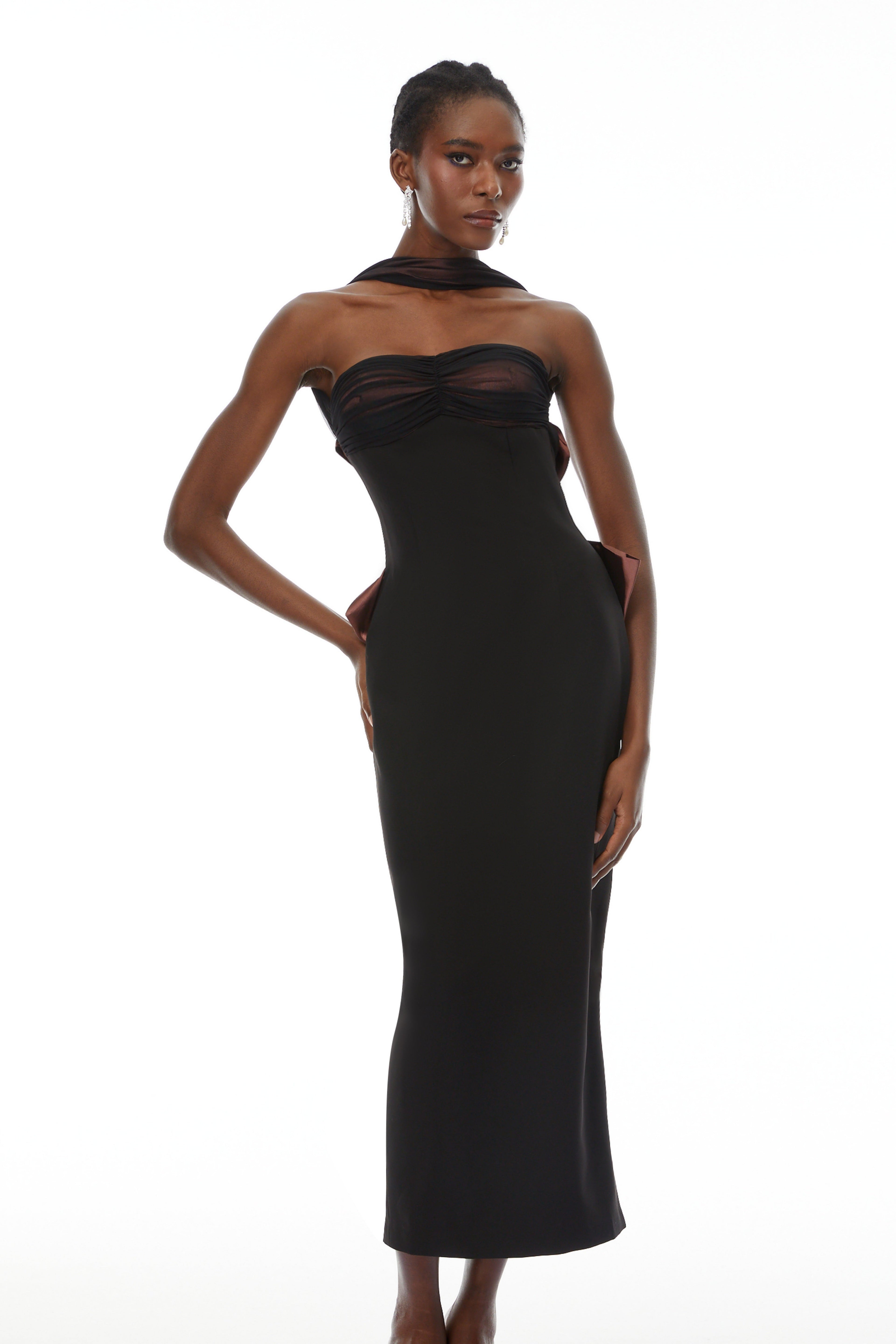 Vestido largo maxi de novia Miriam Black con espalda abierta y lazo, elegante y sofisticado para bodas.