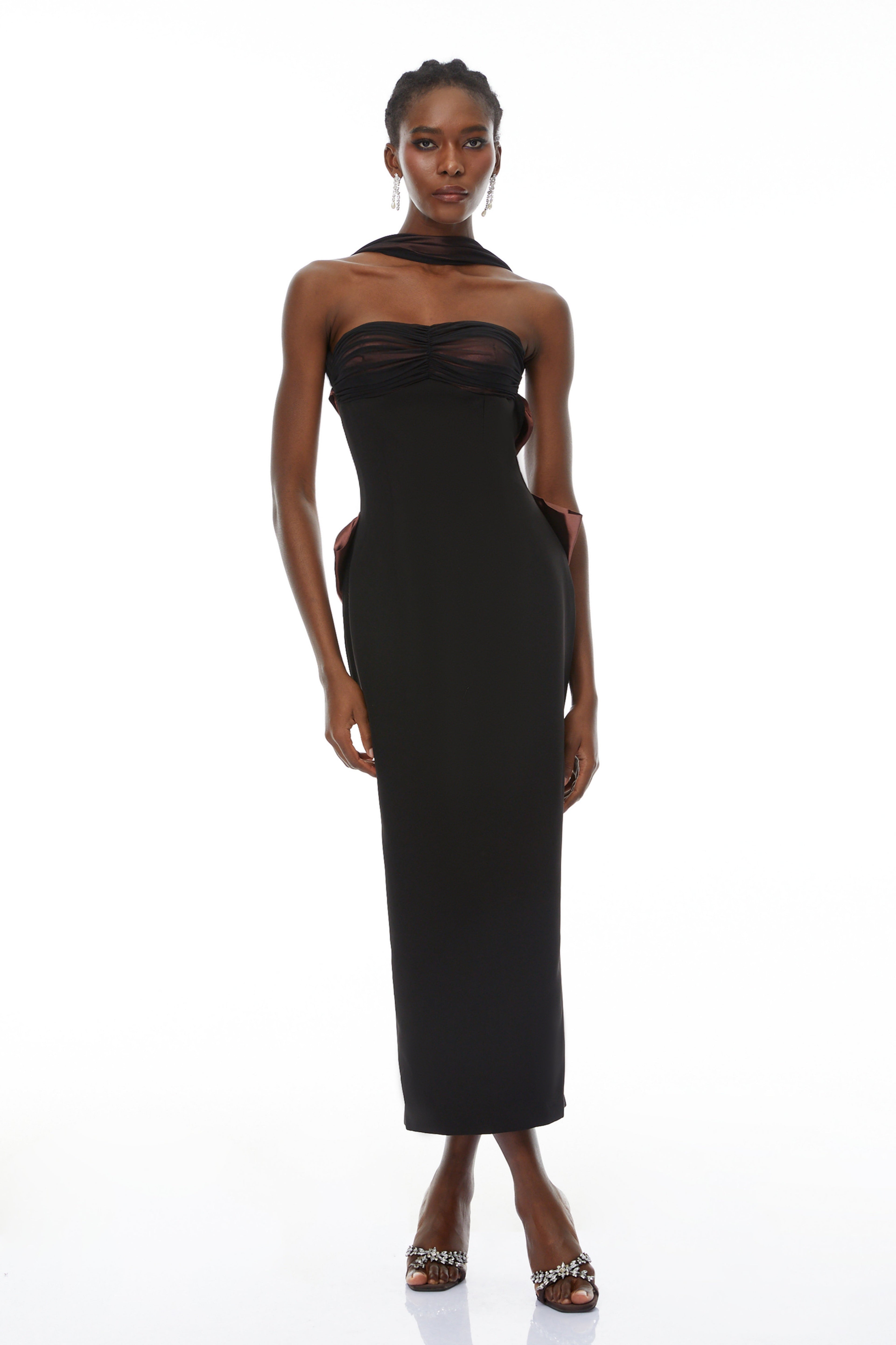 Vestido largo de novia Miriam Black con espalda abierta y lazo, diseño elegante y sofisticado para ocasiones especiales.