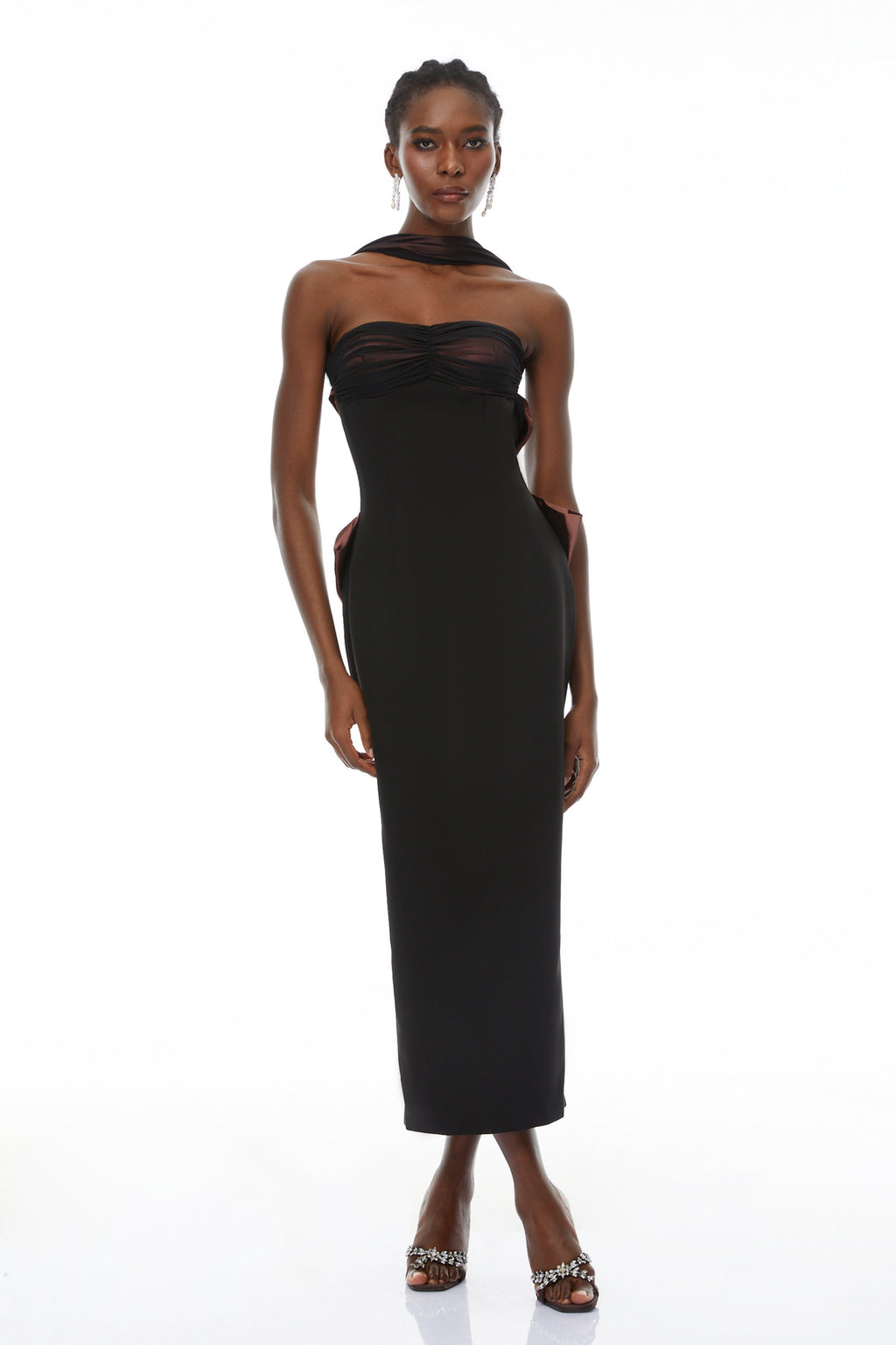 Vestido maxi negro Miriam Black con espalda abierta y lazo, diseñado por Final Sale, para ocasiones elegantes.