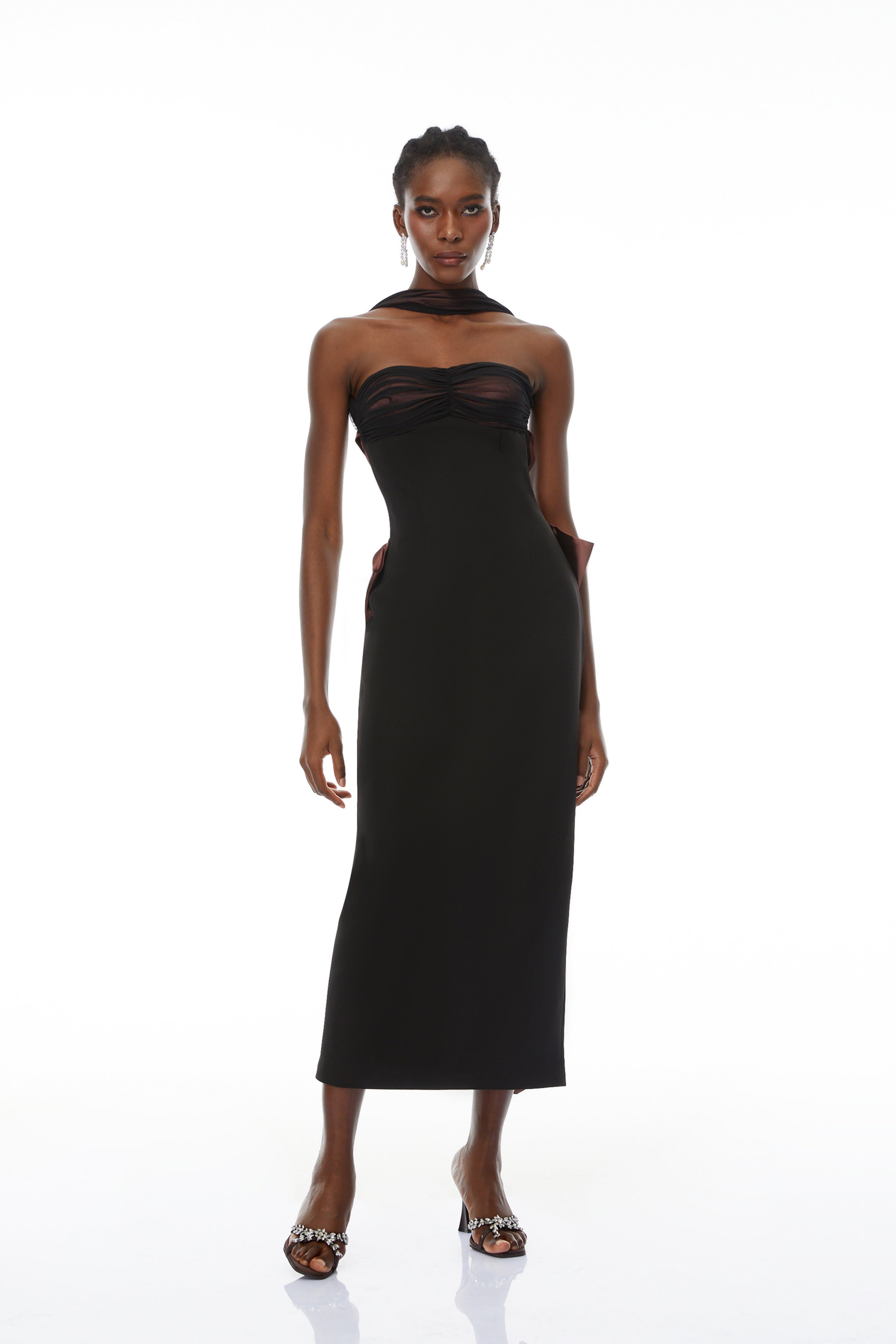 Vestido de noche largo Miriam Black con espalda abierta y lazo, estilo maxi, de la marca Bridal, para eventos elegantes.