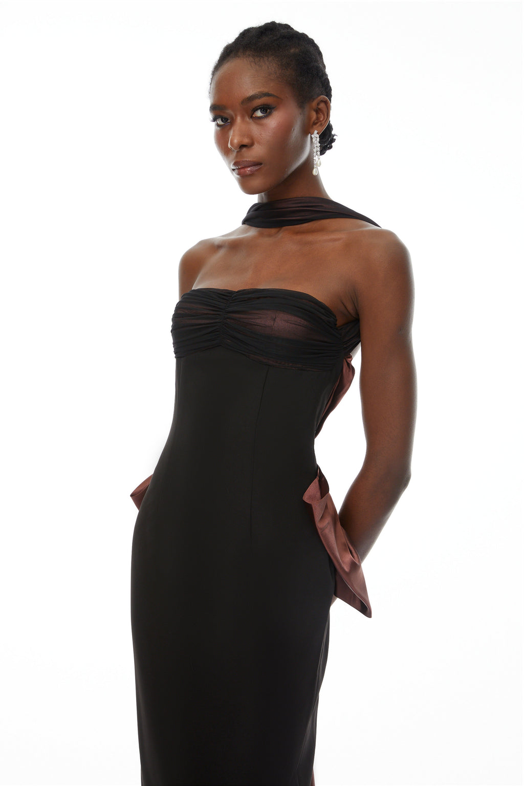 Vestido largo de novia Miriam Black con espalda abierta y lazo, diseño elegante y moderno para bodas formales.