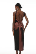 Vestido largo negro Miriam con espalda abierta y lazo, estilo maxi, con diseño elegante y detalles sofisticados.