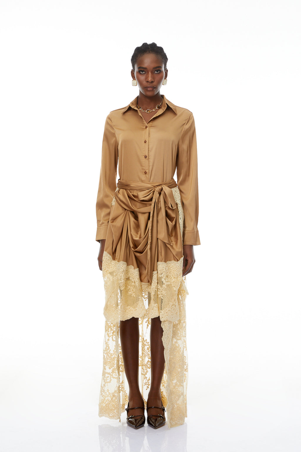 Conjunto de camisa de satén marrón Pascale y falda de encaje, estilo elegante y sofisticado, vistiendo ambas prendas.