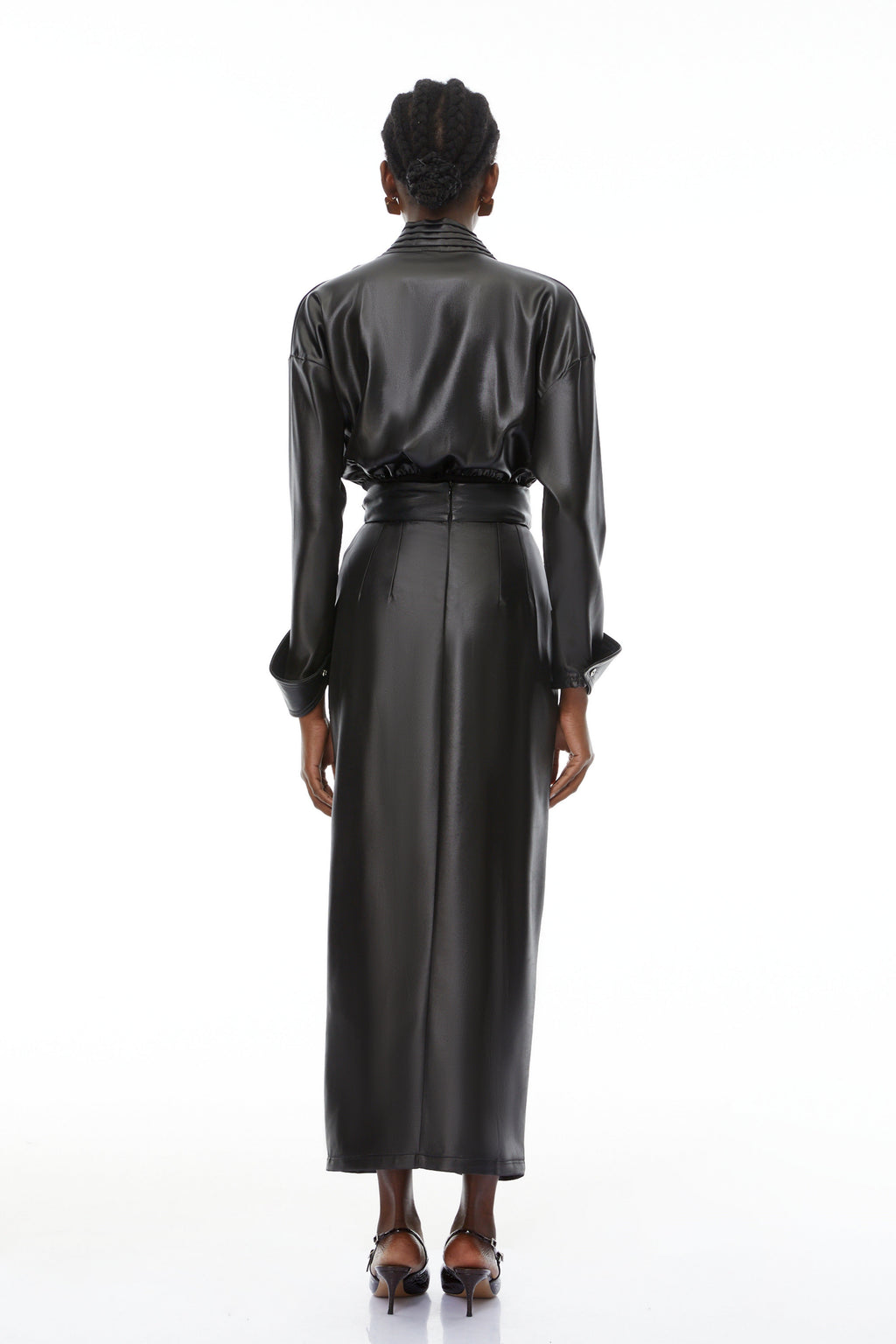 Conjunto de cuerpo y falda de cuero negro Rocío de Final Sale, con detalles elegantes y ajustados en la imagen.
