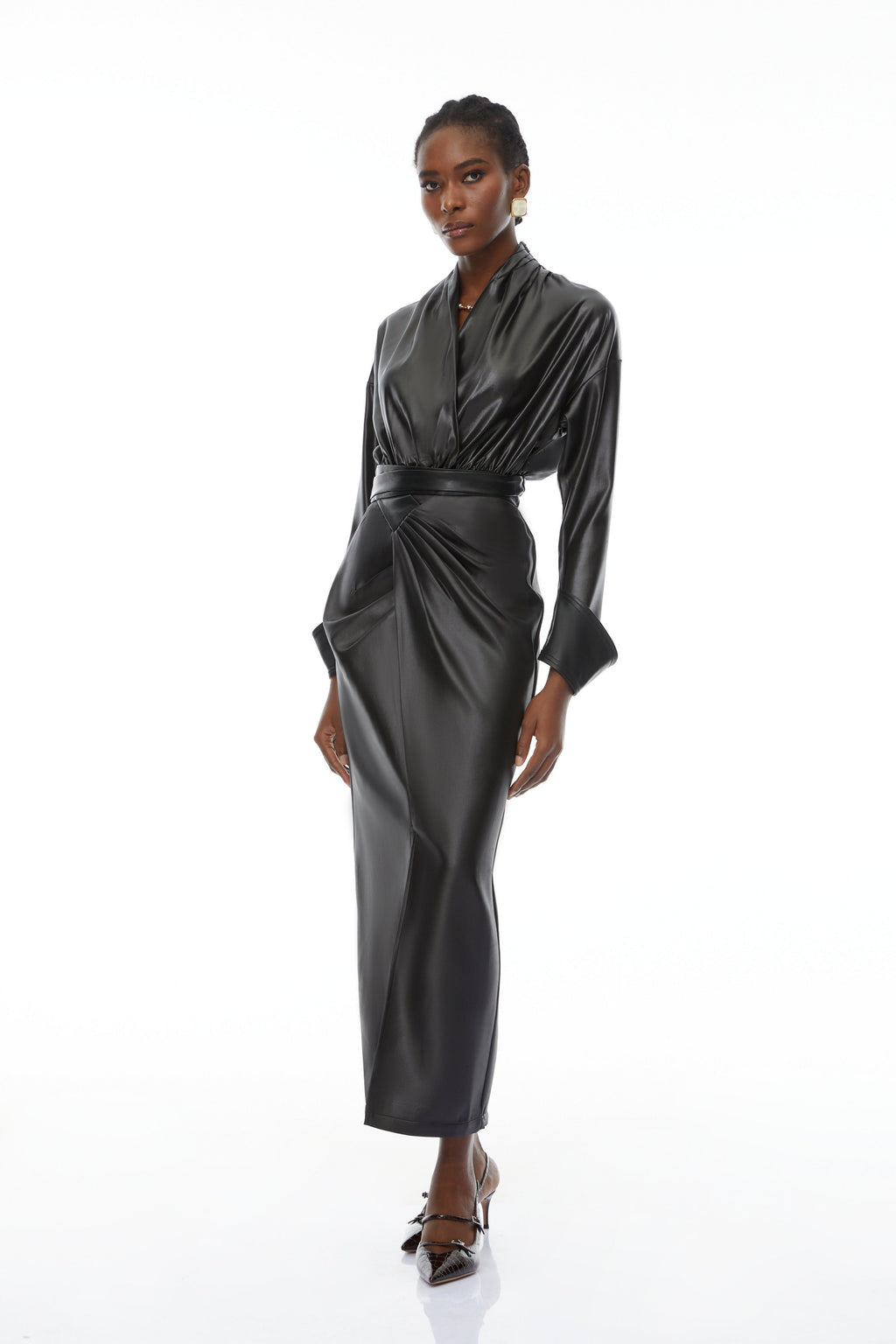 Conjunto de ropa de cuero negro Rocío de Final Sale, body y falda a juego, vista en la imagen con detalles elegantes.