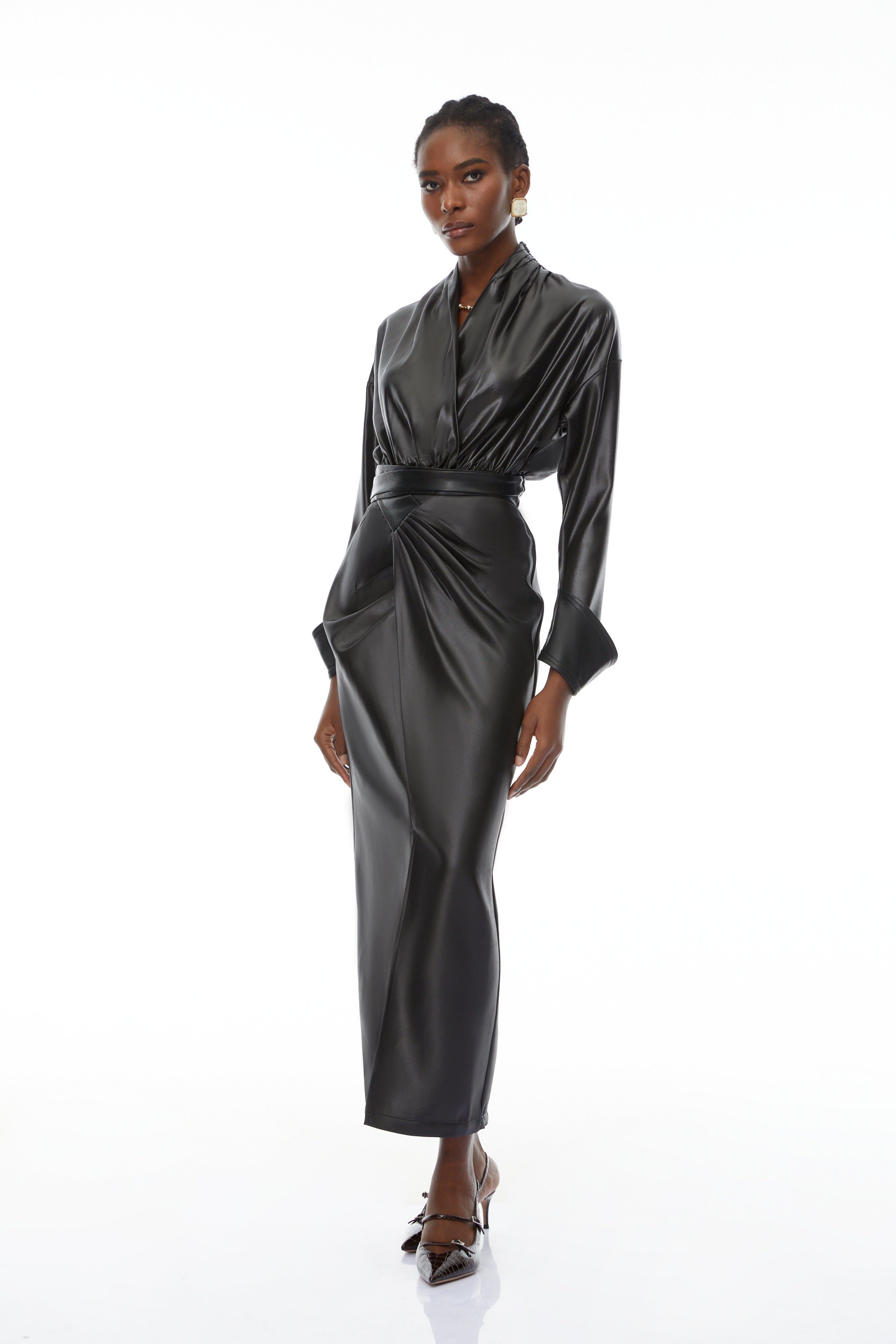 Conjunto de ropa de cuero negro Rocío de Final Sale, body y falda a juego, vista en la imagen con detalles elegantes.