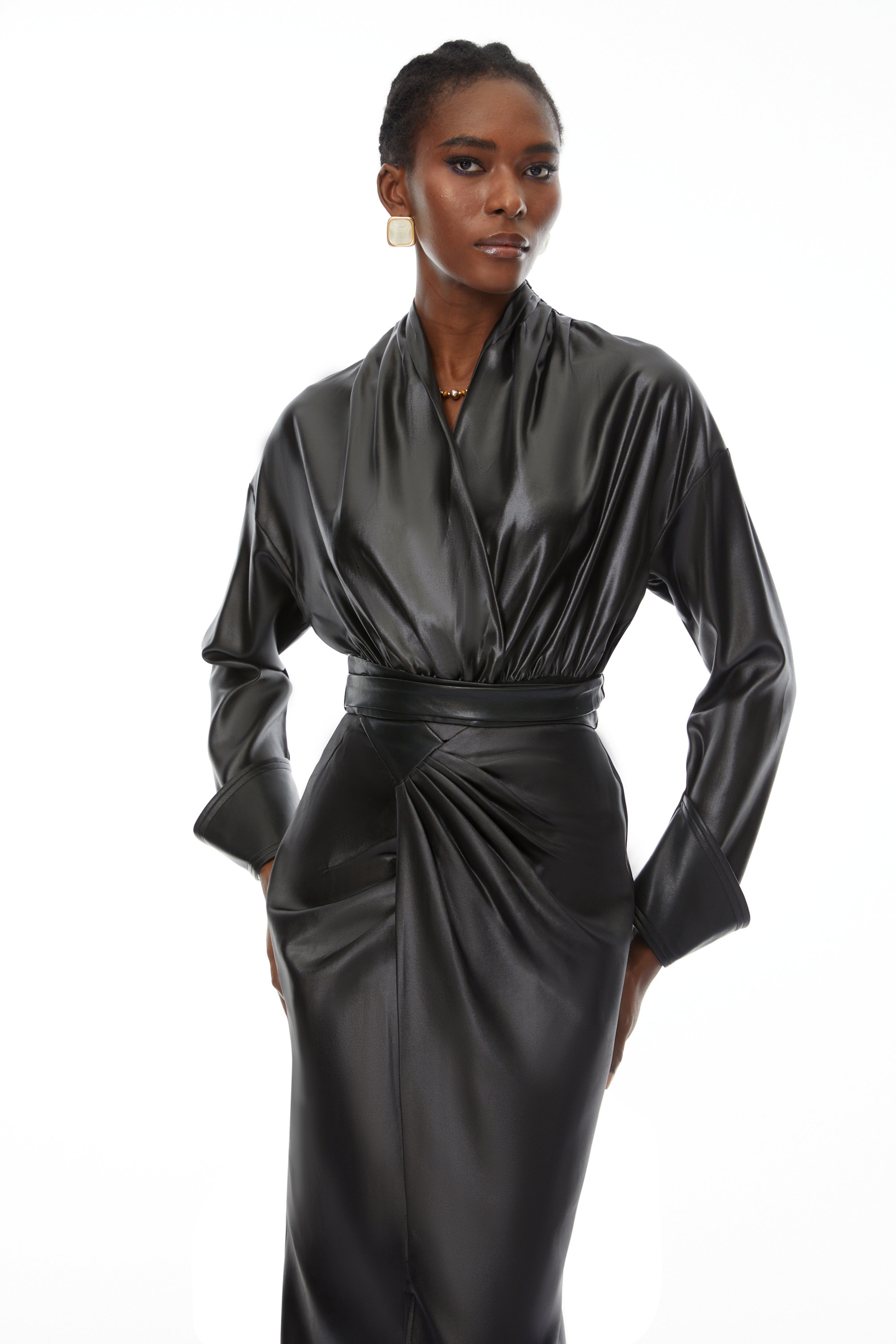 Conjunto de cuerpo y falda de cuero negro Rocío de Final Sale, estilo elegante y moderno, en una mujer usando la prenda.