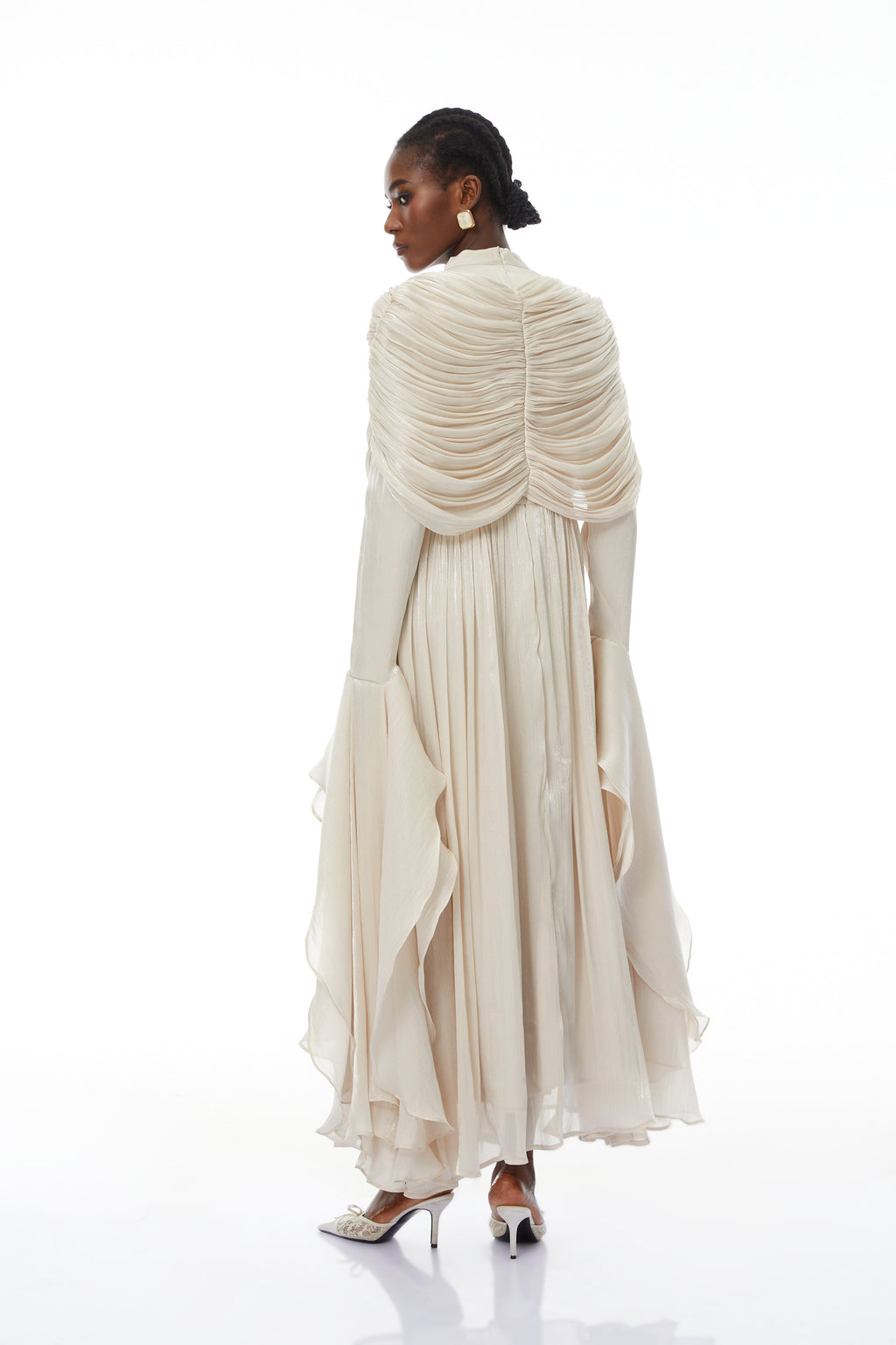 Vestido maxi rizado con volantes Gustave Neutral Ruched Cape de Bridal, vestido largo con detalles elegantes y estilo sofisticado.