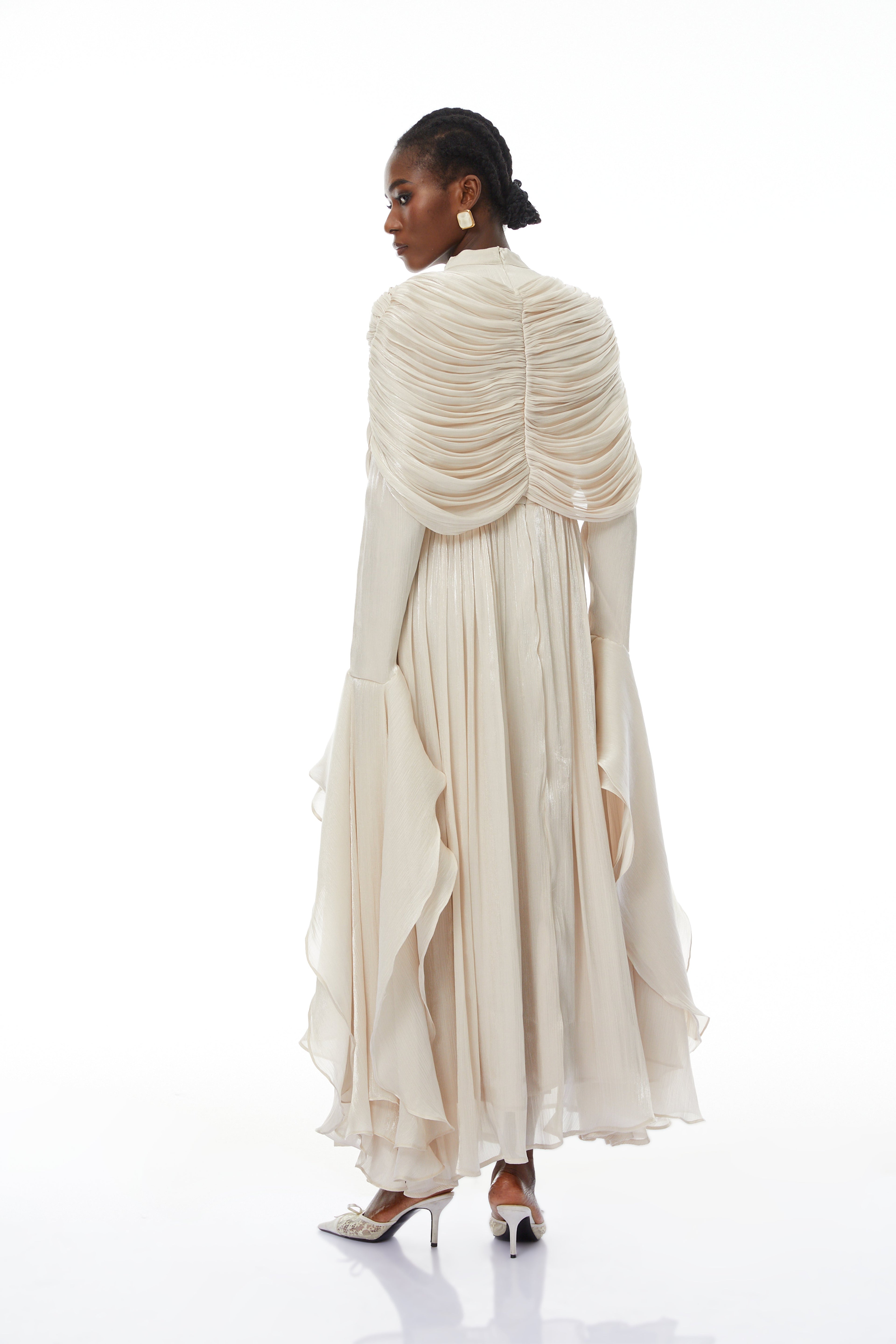 Vestido maxi rizado con volantes Gustave Neutral Ruched Cape de Bridal, vestido largo con detalles elegantes y estilo sofisticado.