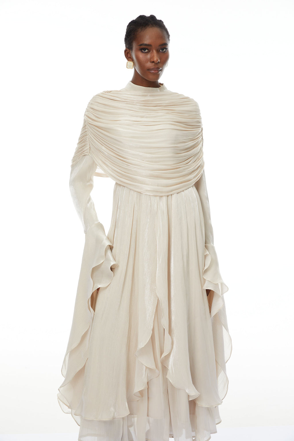 Vestido largo de novia Gustave Neutral con fruncido y volantes, estilo maxi y capa rizada, elegante y sofisticado.