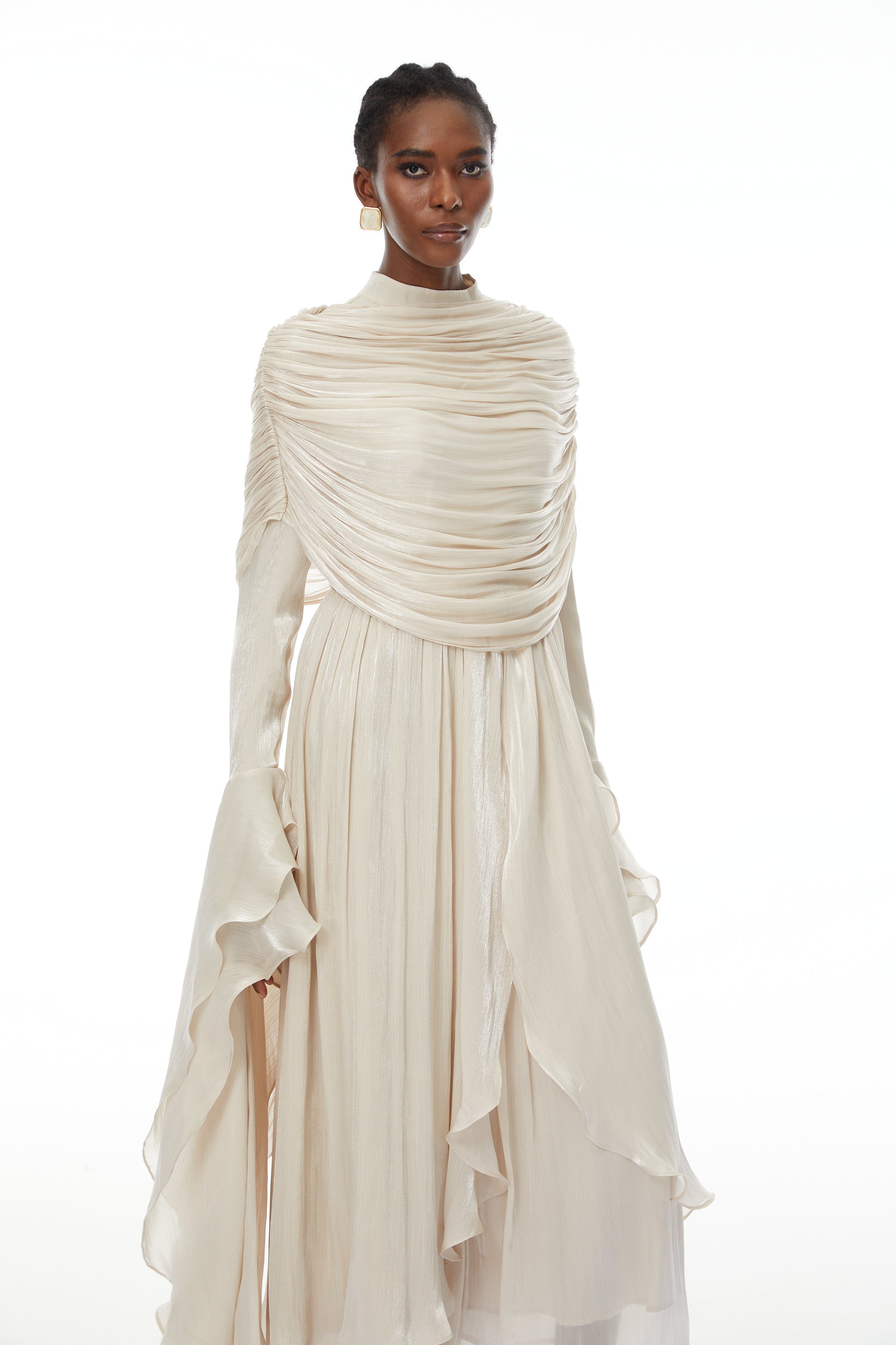 Vestido largo de novia Gustave Neutral con volantes y detalles arrugados, estilo capa maxi ruffled para ocasiones elegantes.