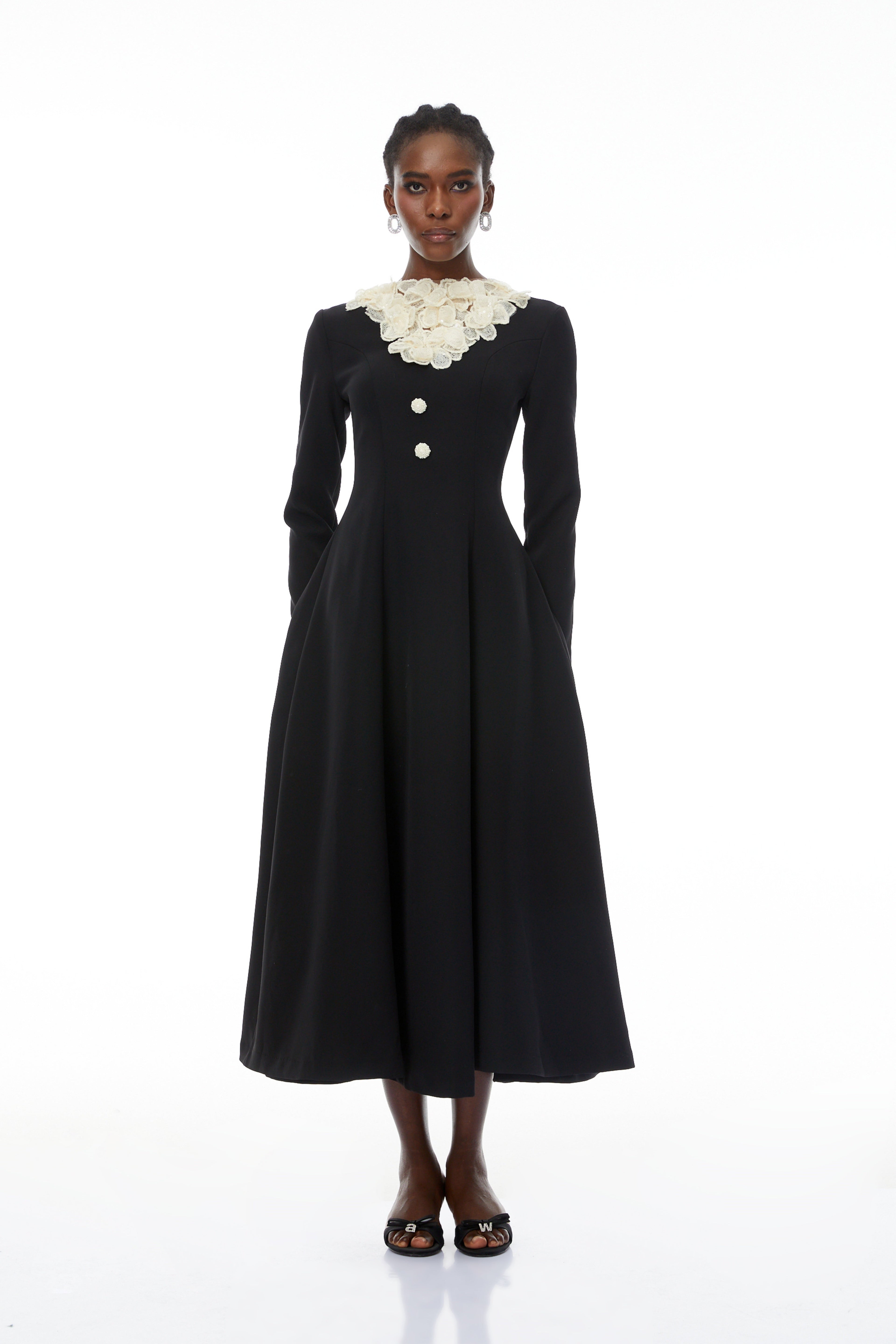 Vestido midi de fiesta Greta con bloques de colores y detalles en lentejuelas, diseñado para ocasiones elegantes.