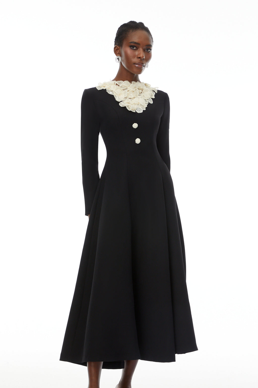 Vestido midi de lentejuelas en bloques de colores Greta con pétalos 3D, estilo elegante y moderno en tonos vibrantes.