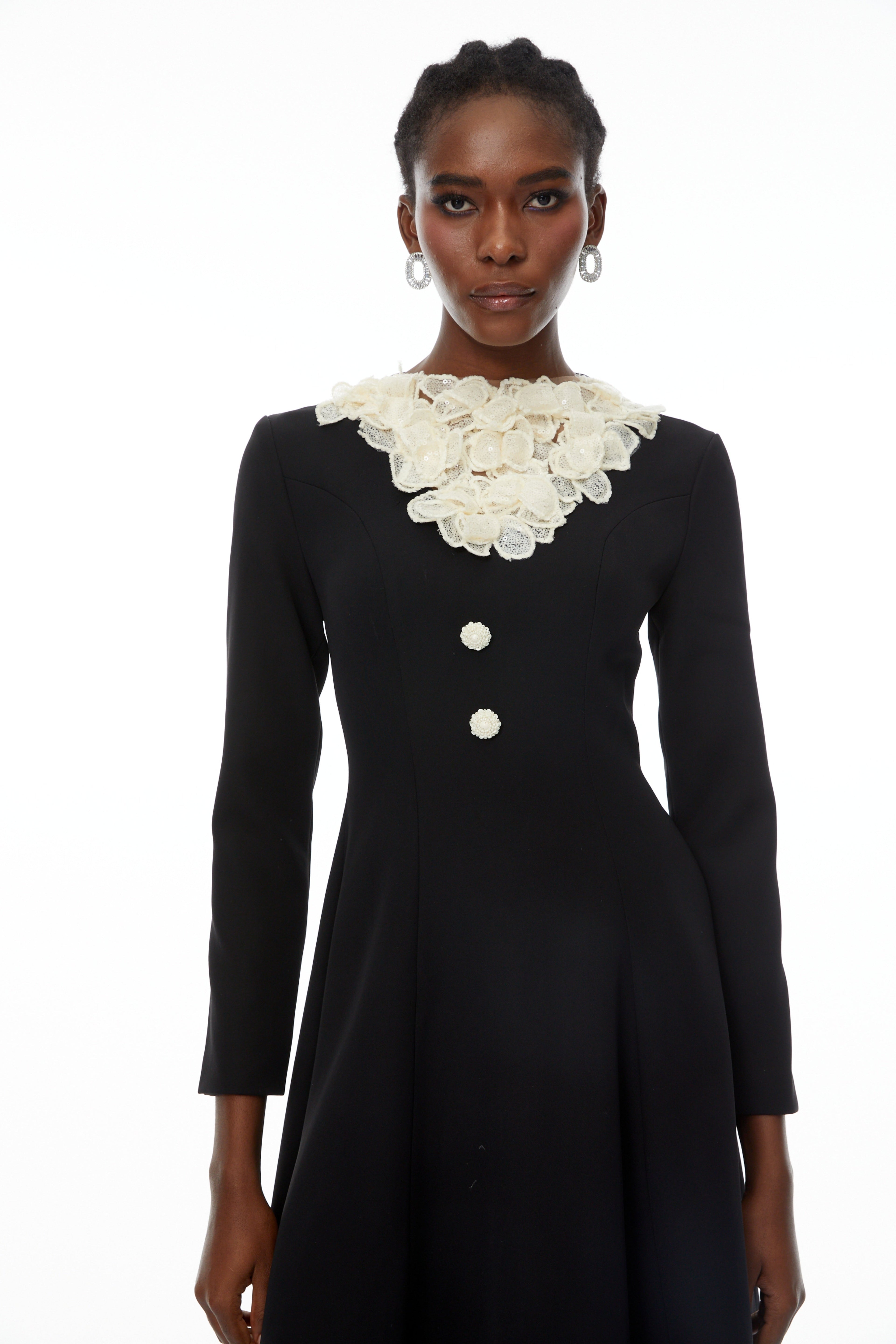 Vestido midi de Final Sale con bloques de color y detalles en lentejuelas 3D en forma de pétalos, elegante y llamativo.