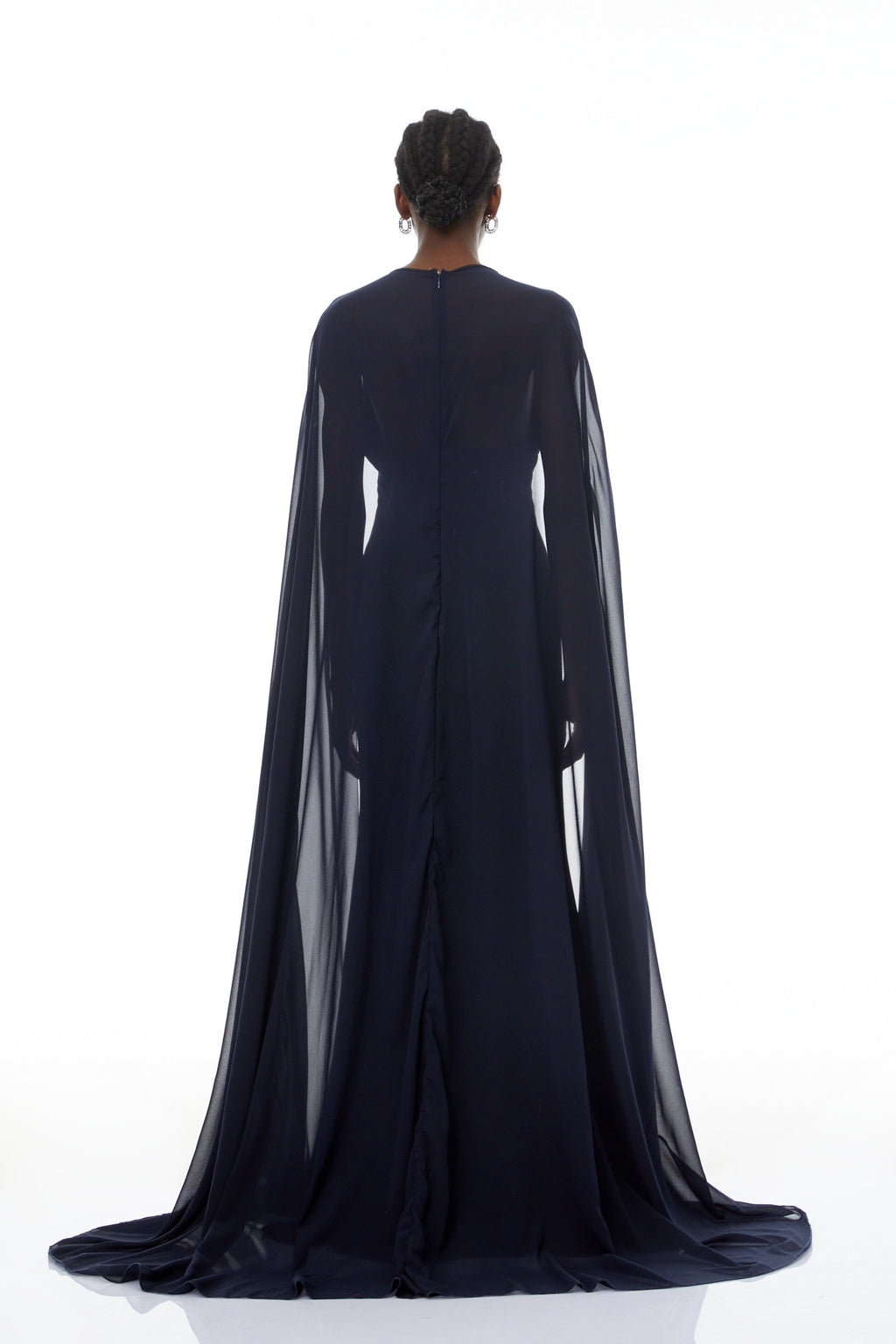 Mujer con vestido largo maxi Riccardo Blue 3D Petal Cape de MRMelbourne, diseño elegante y moderno para ocasiones especiales.