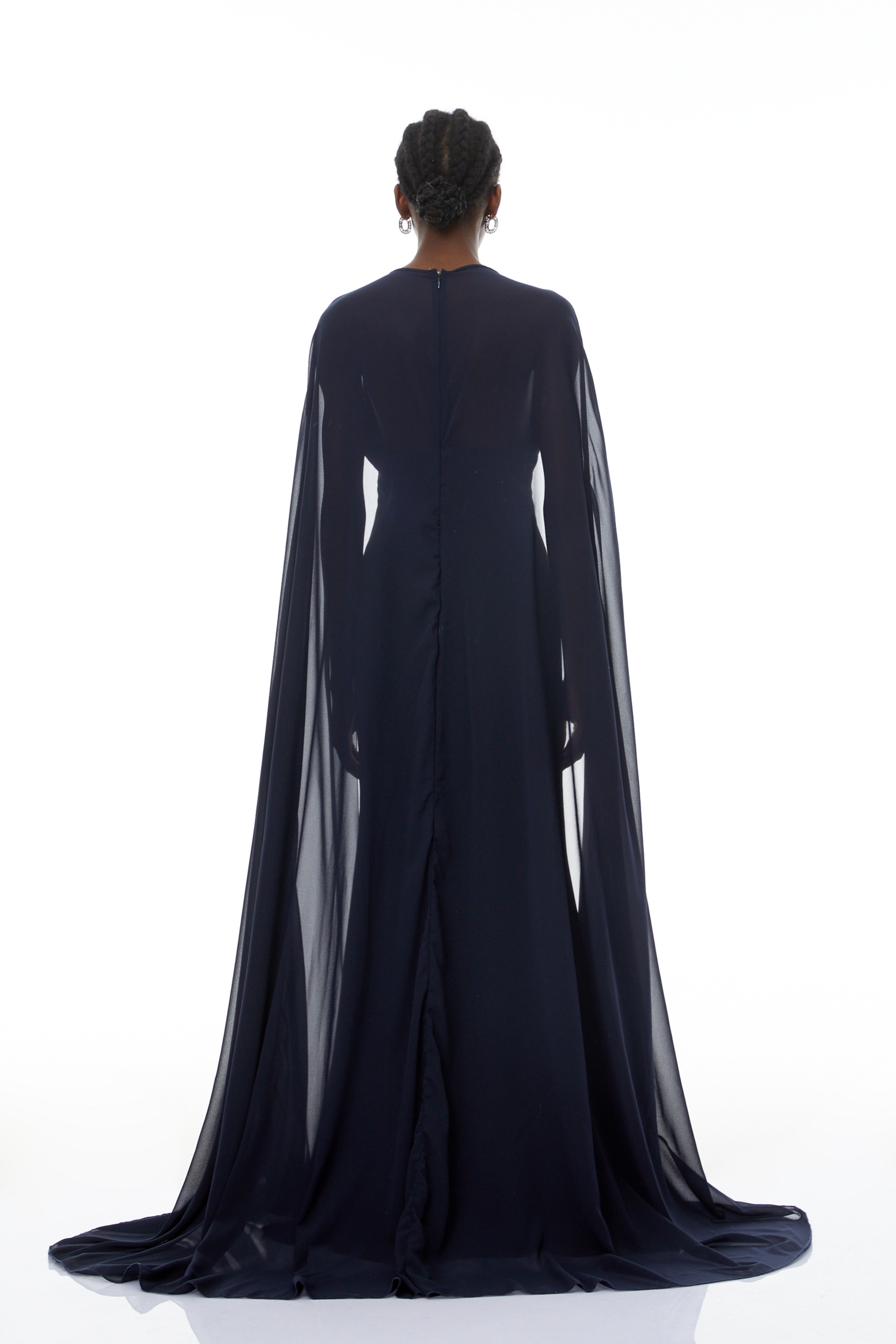 Mujer con vestido largo maxi Riccardo Blue 3D Petal Cape de MRMelbourne, diseño elegante y moderno para ocasiones especiales.