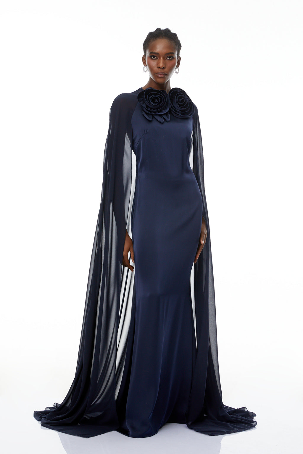 Vestido largo Riccardo Blue 3D Petal Cape Maxi Gown de MRMelbourne, con detalles de pétalos en azul y diseño elegante.