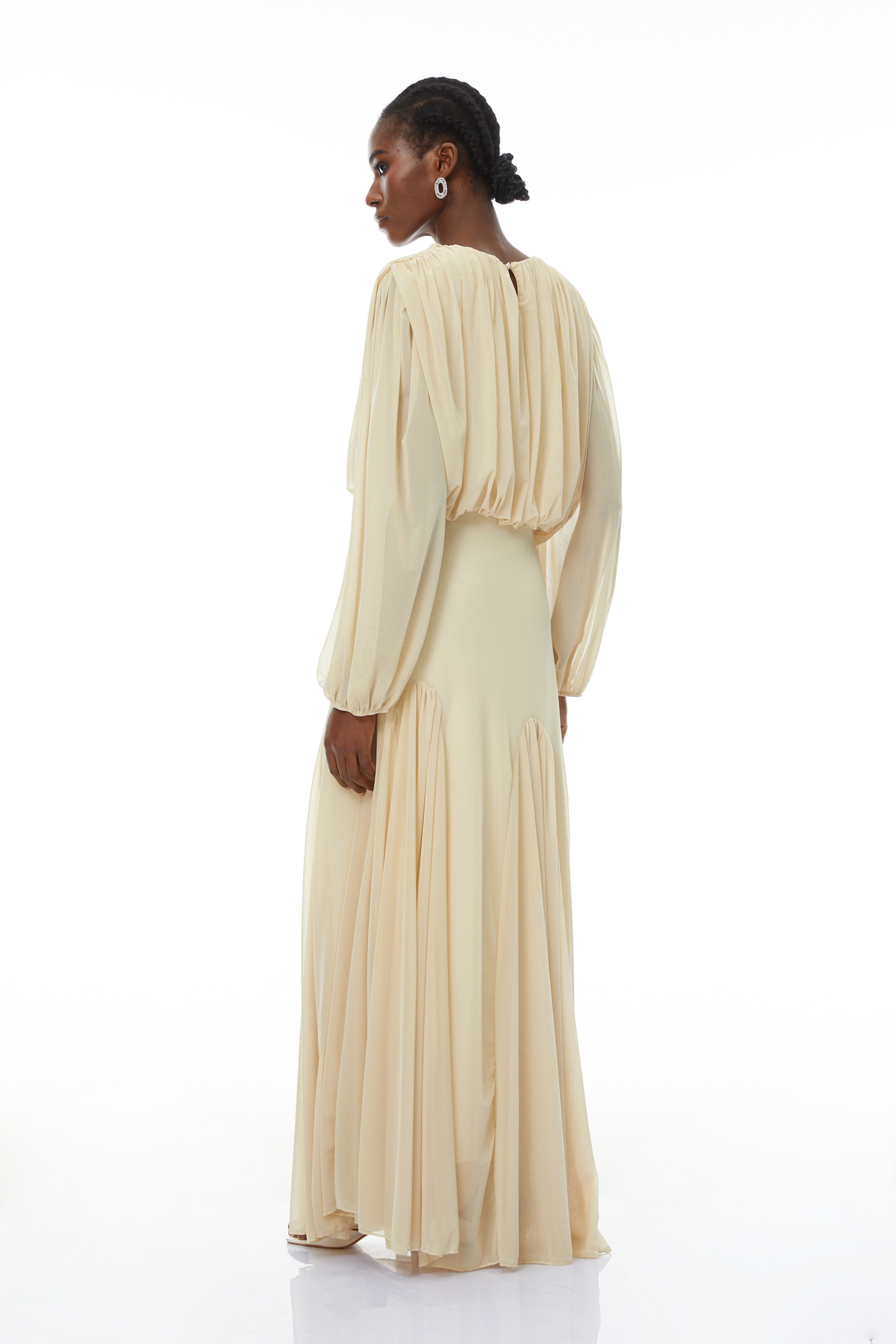 Vestido maxi amarillo Bridal con mangas farol y pliegues, estilo elegante y fluido, ideal para ocasiones especiales.