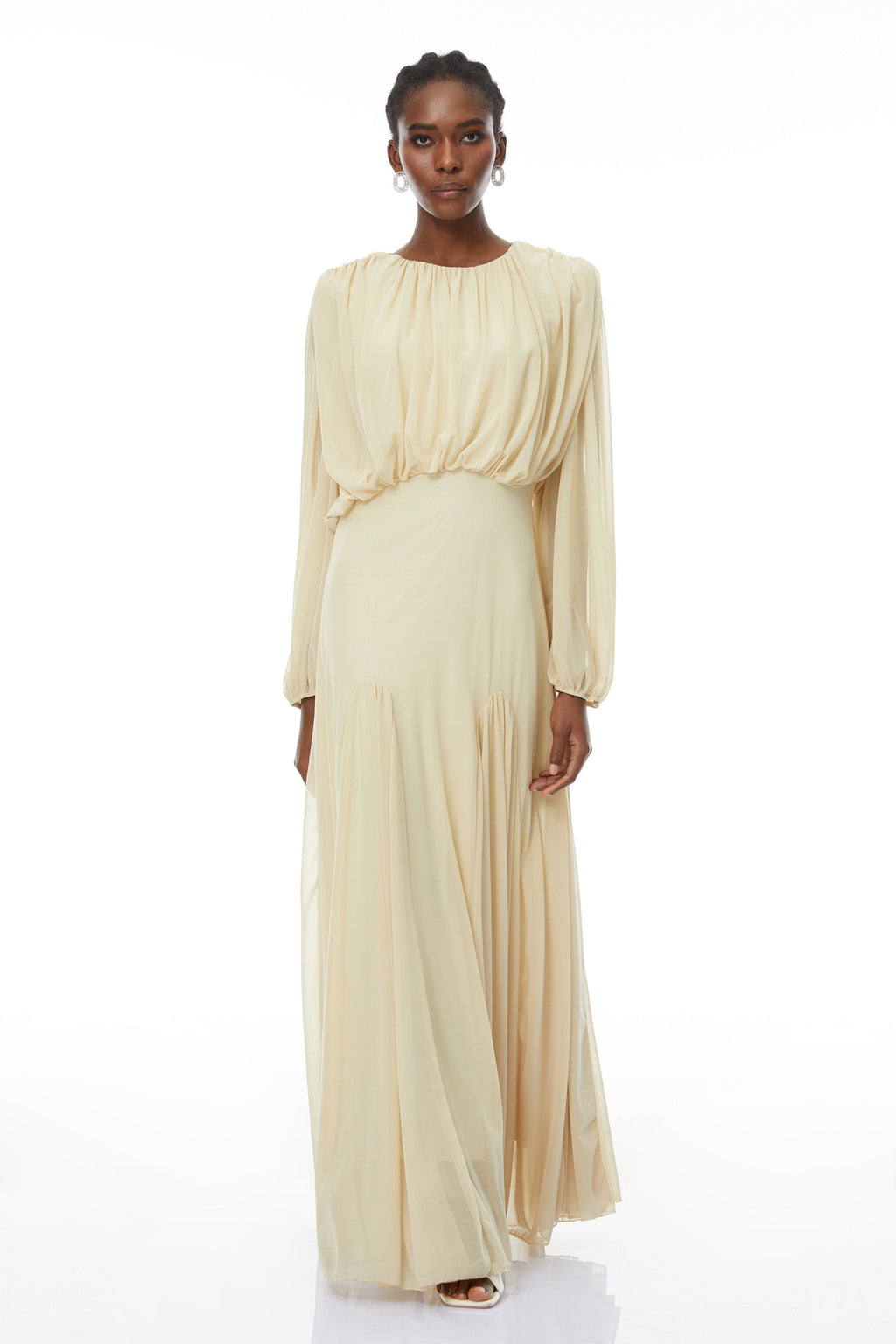 Vestido maxi amarillo con mangas farol y pliegues de la marca Bridal, diseñado en un estilo elegante y femenino.