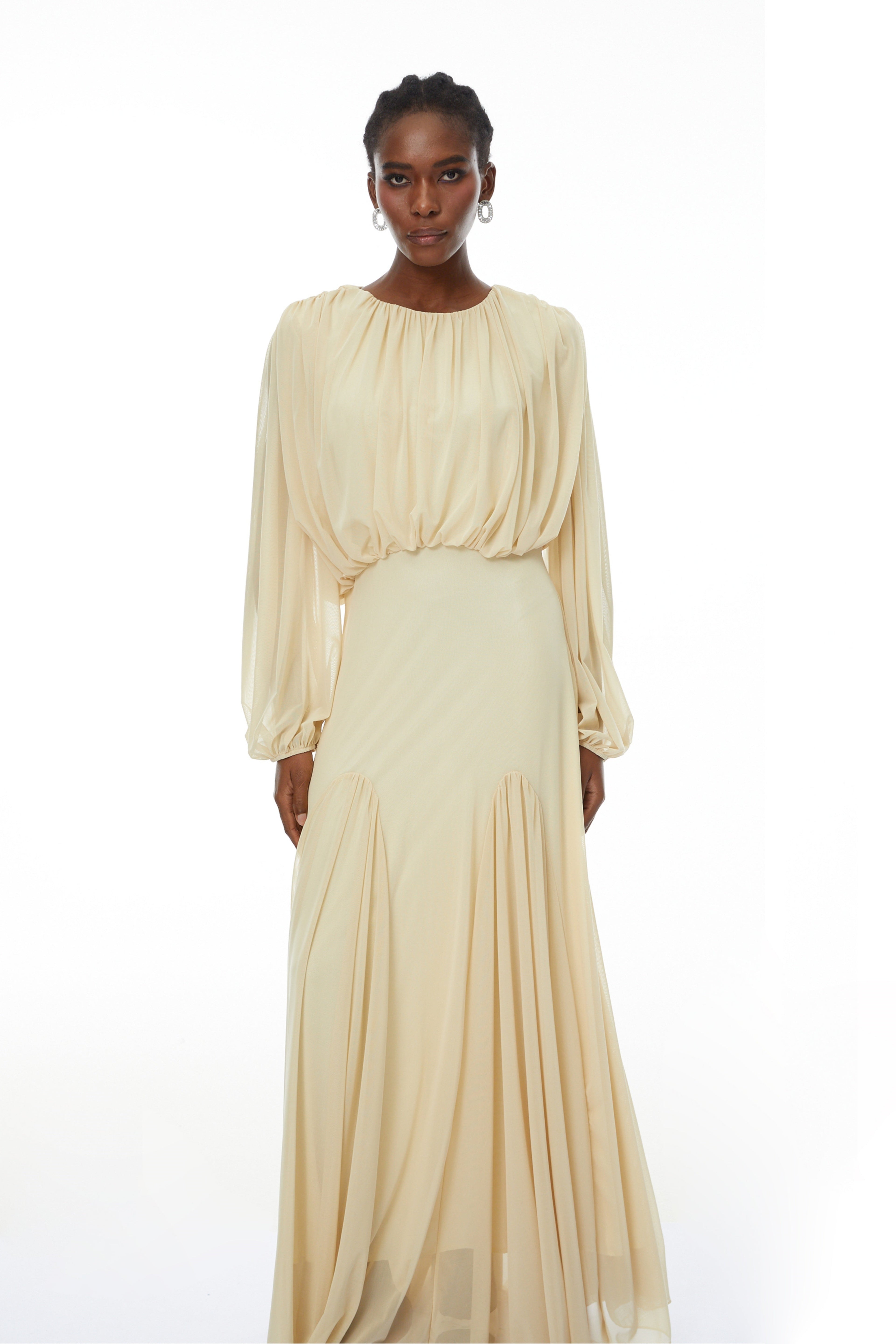 Vestido maxi amarillo de seda con mangas farol y pliegues, estilo bridal, diseñado por Bridal, visible en la imagen.