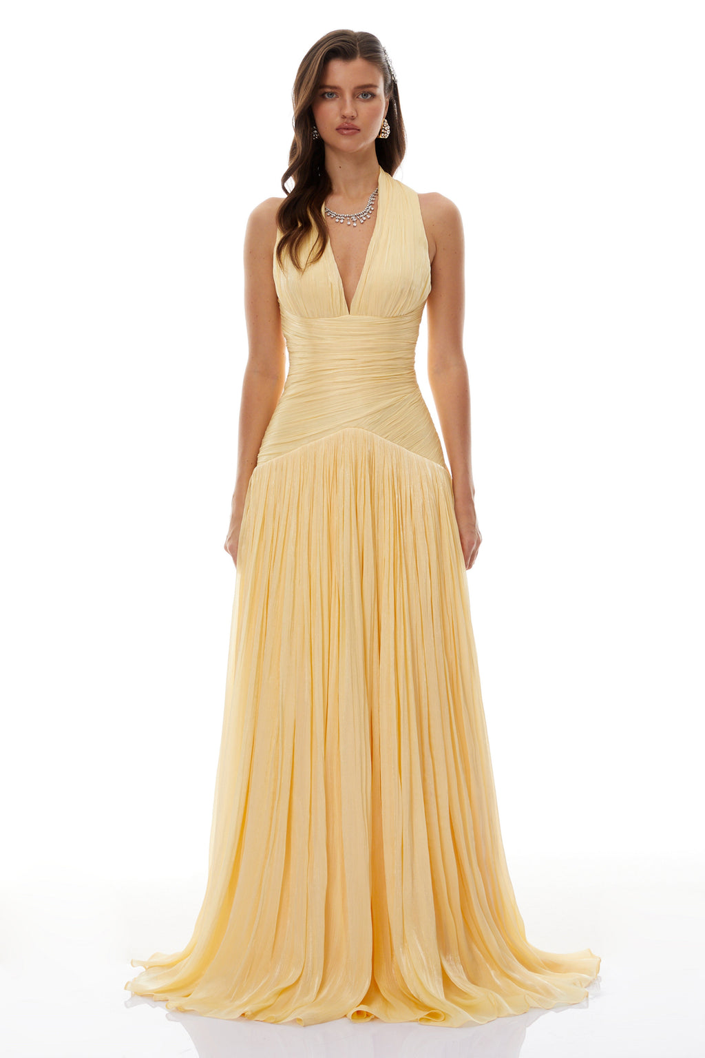 Vestido maxi amarillo Uranie de Bridal con fruncido, tela ligera y estilo elegante para ocasión especial.