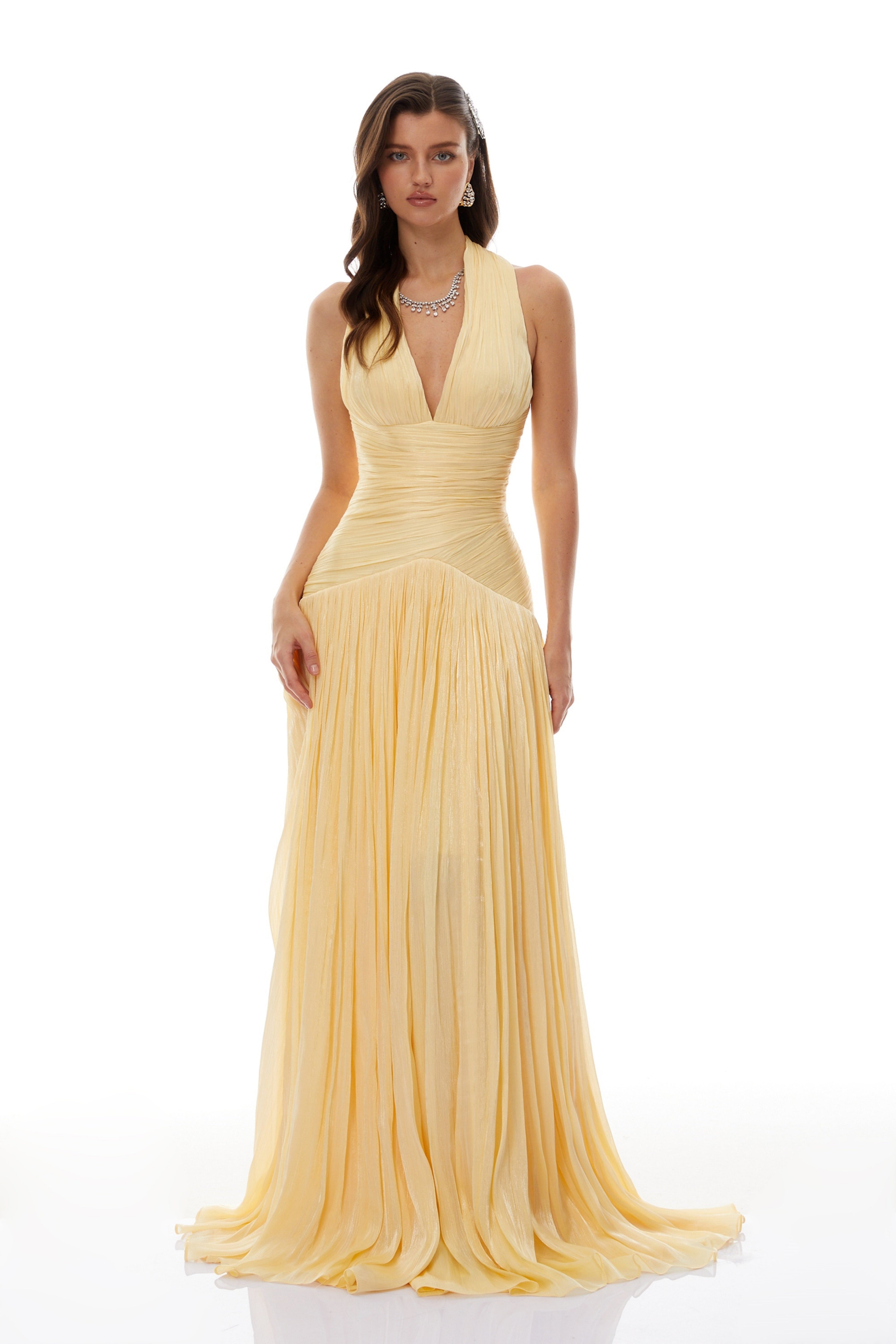 Vestido maxi amarillo Uranie de Bridal con parte superior recogida y falda fluida, perfecto para ocasiones especiales.